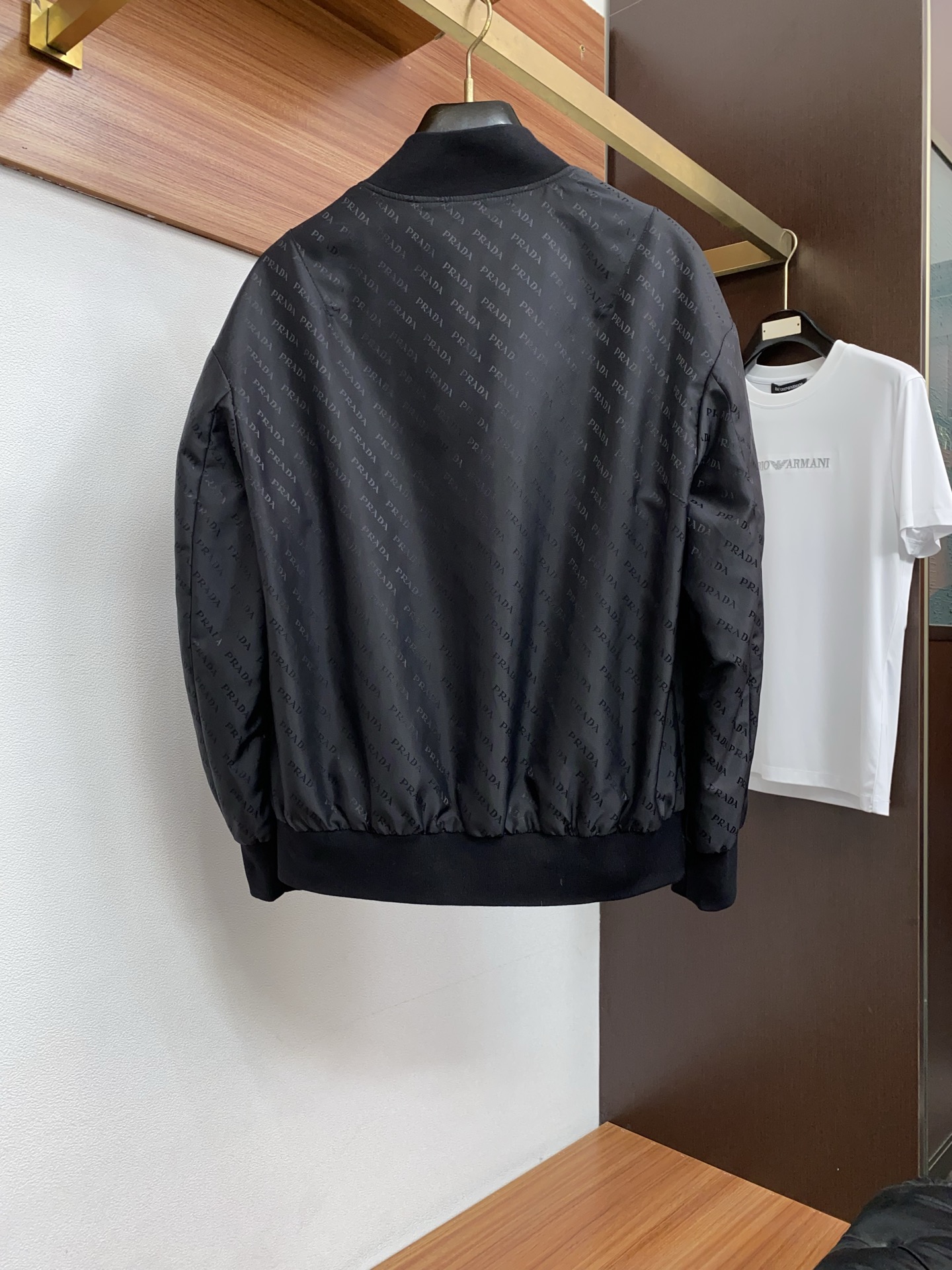 普拉达 2026新款男士休闲定制夹克外套。穿上简约干练的休闲外套，瞬间重回时髦霸气，又是活力满满的状态。