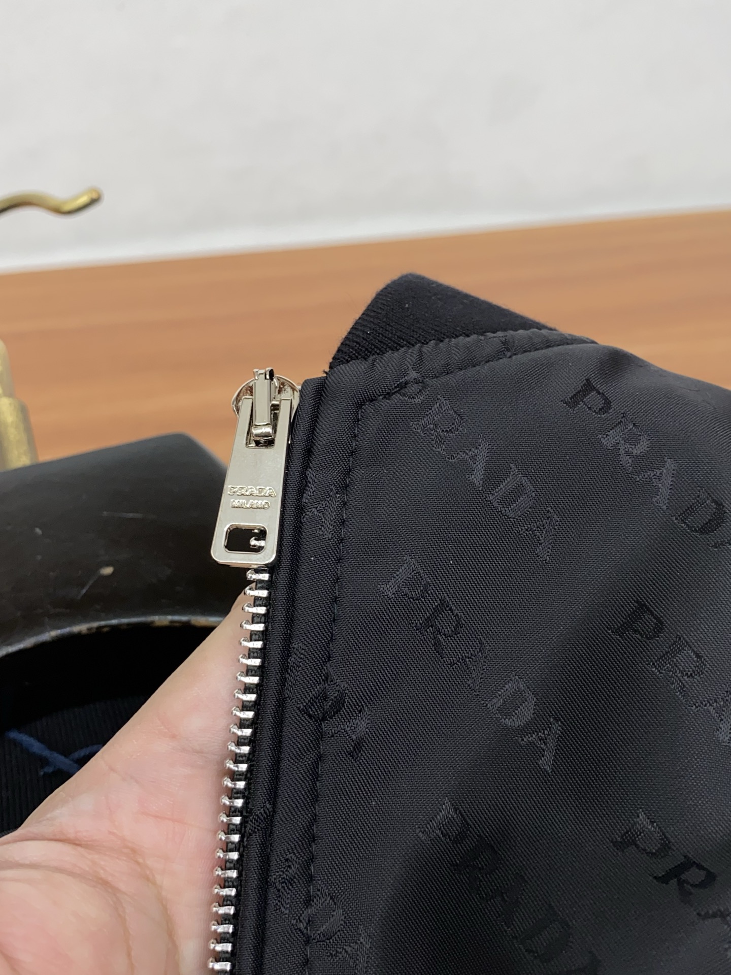 普拉达 2026新款男士休闲定制夹克外套。穿上简约干练的休闲外套，瞬间重回时髦霸气，又是活力满满的状态。