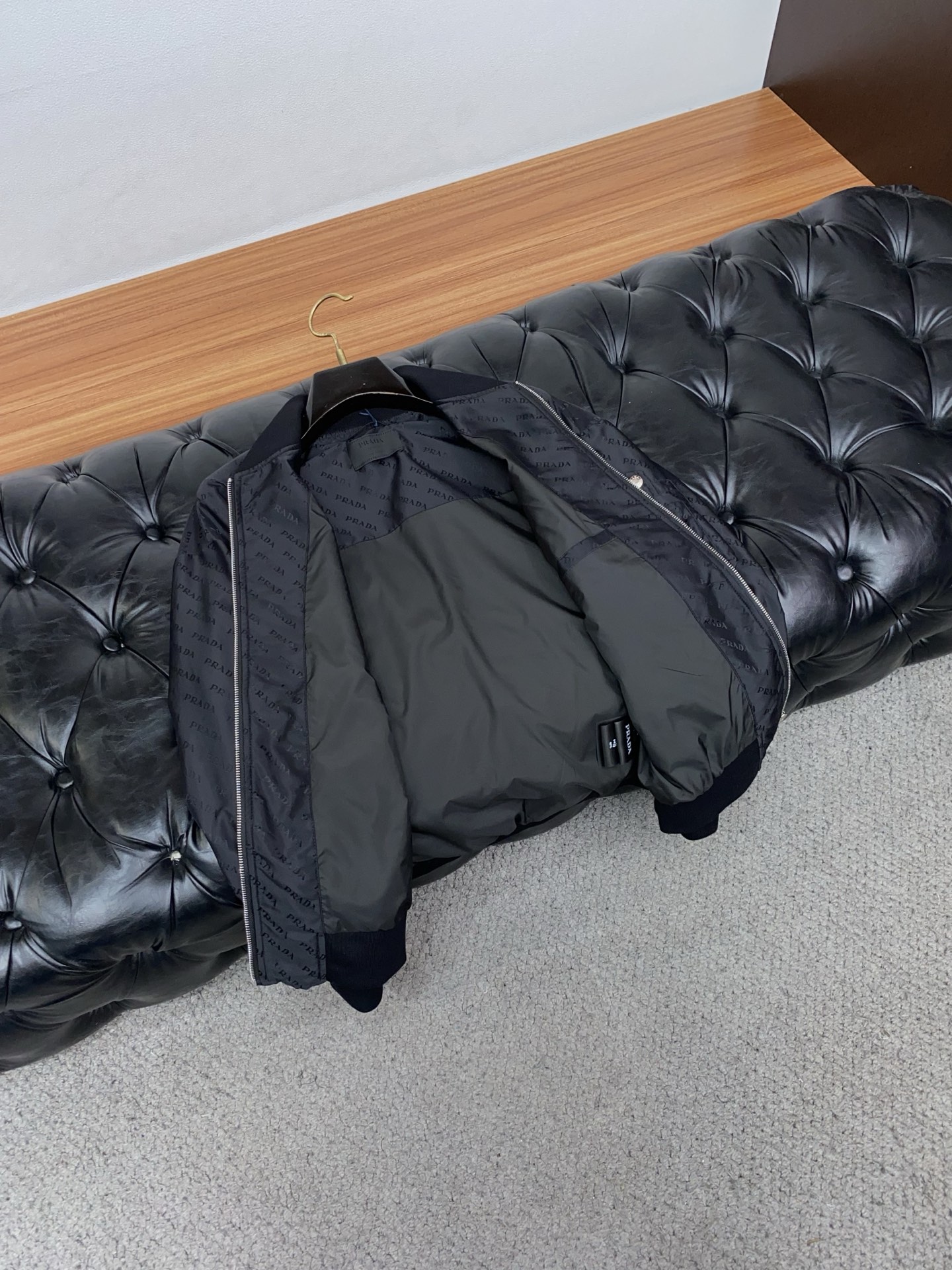 普拉达 2026新款男士休闲定制夹克外套。穿上简约干练的休闲外套，瞬间重回时髦霸气，又是活力满满的状态。