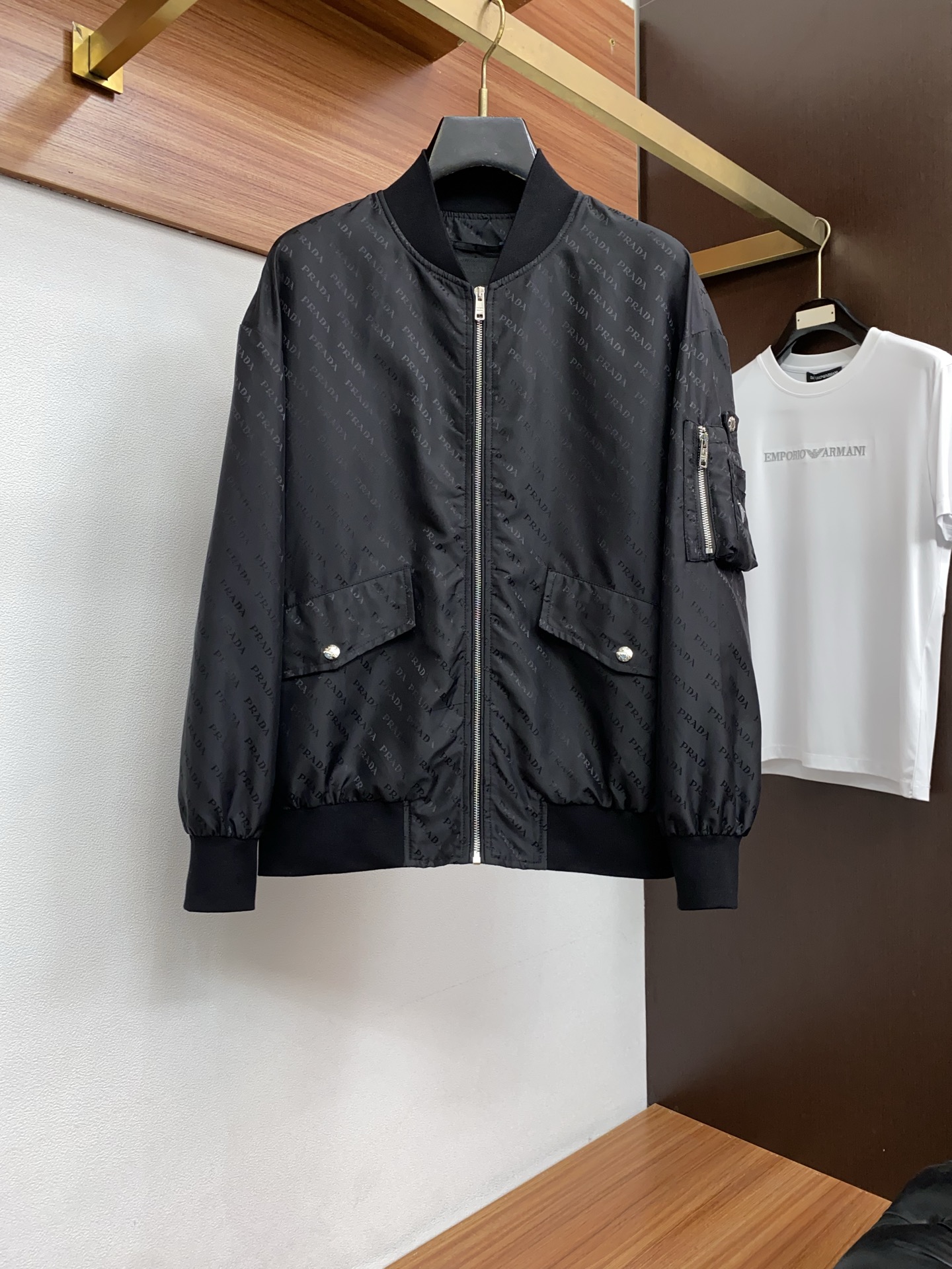 普拉达 2026新款男士休闲定制夹克外套。穿上简约干练的休闲外套，瞬间重回时髦霸气，又是活力满满的状态。