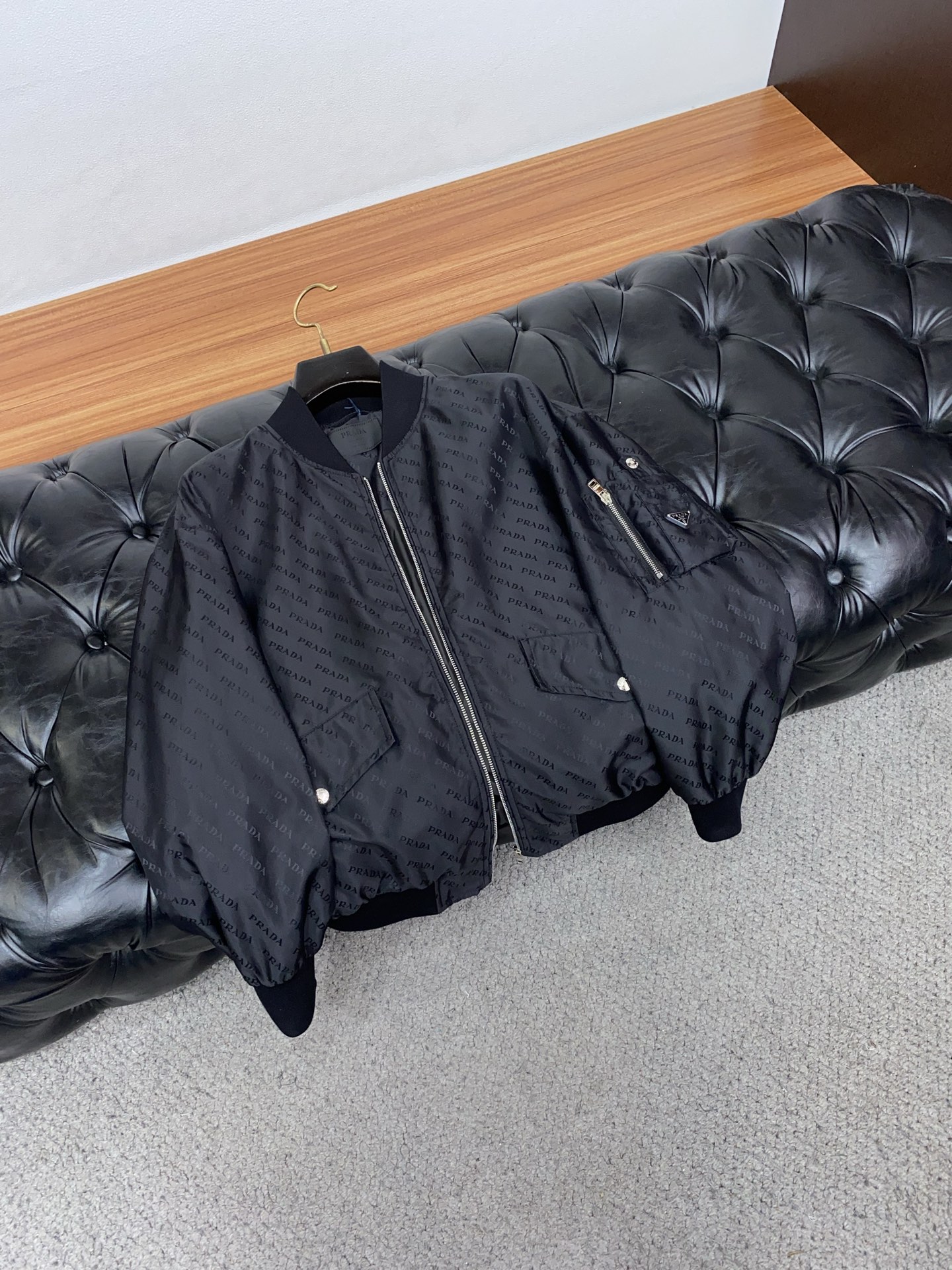 普拉达 2026新款男士休闲定制夹克外套。穿上简约干练的休闲外套，瞬间重回时髦霸气，又是活力满满的状态。