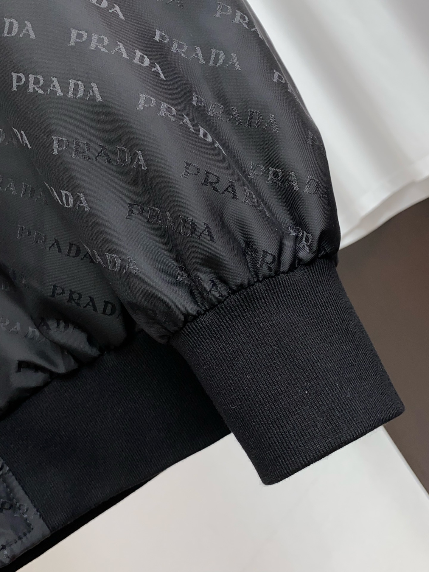 普拉达 2026新款男士休闲定制夹克外套。穿上简约干练的休闲外套，瞬间重回时髦霸气，又是活力满满的状态。