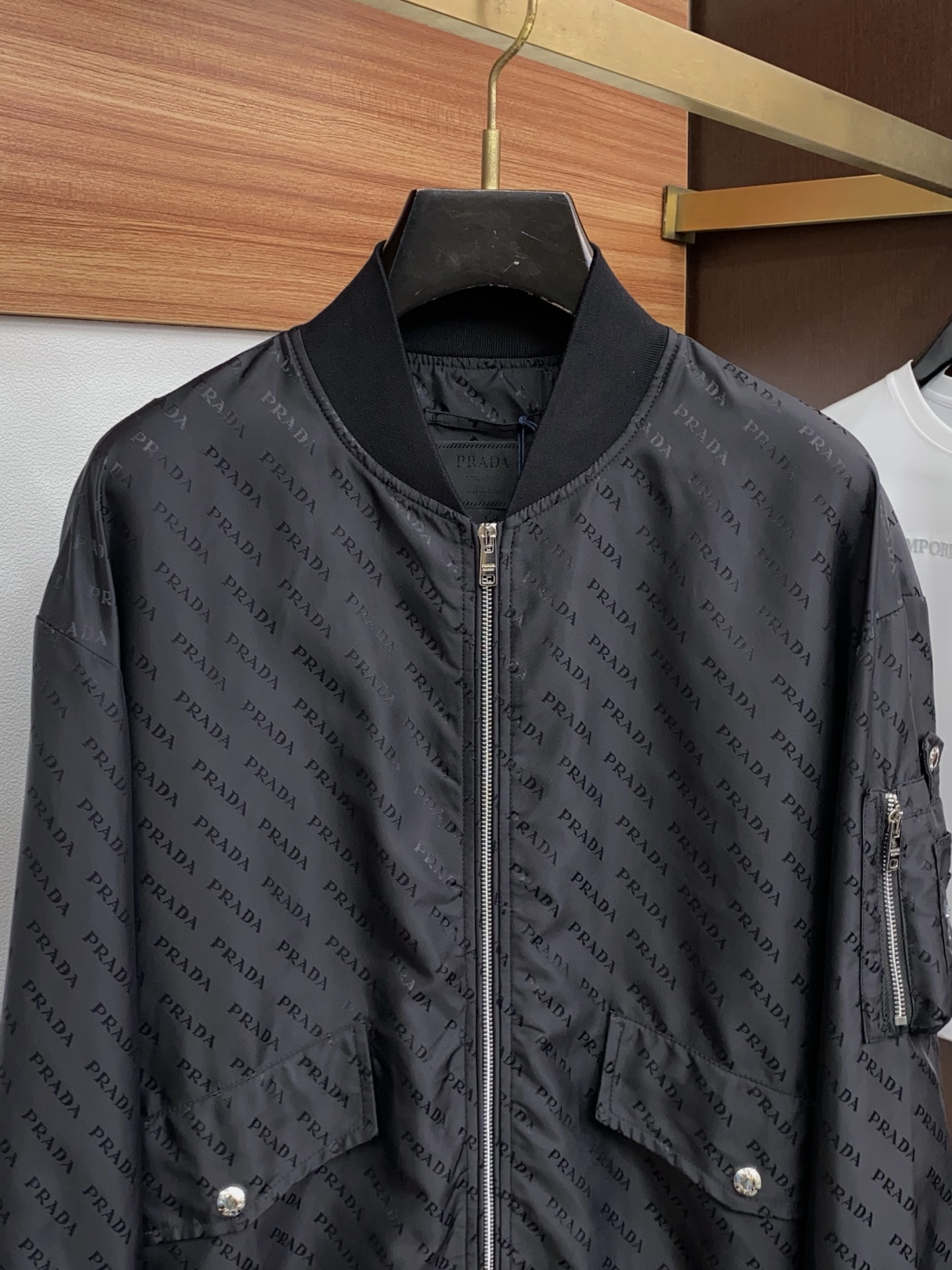 普拉达 2026新款男士休闲定制夹克外套。穿上简约干练的休闲外套，瞬间重回时髦霸气，又是活力满满的状态。