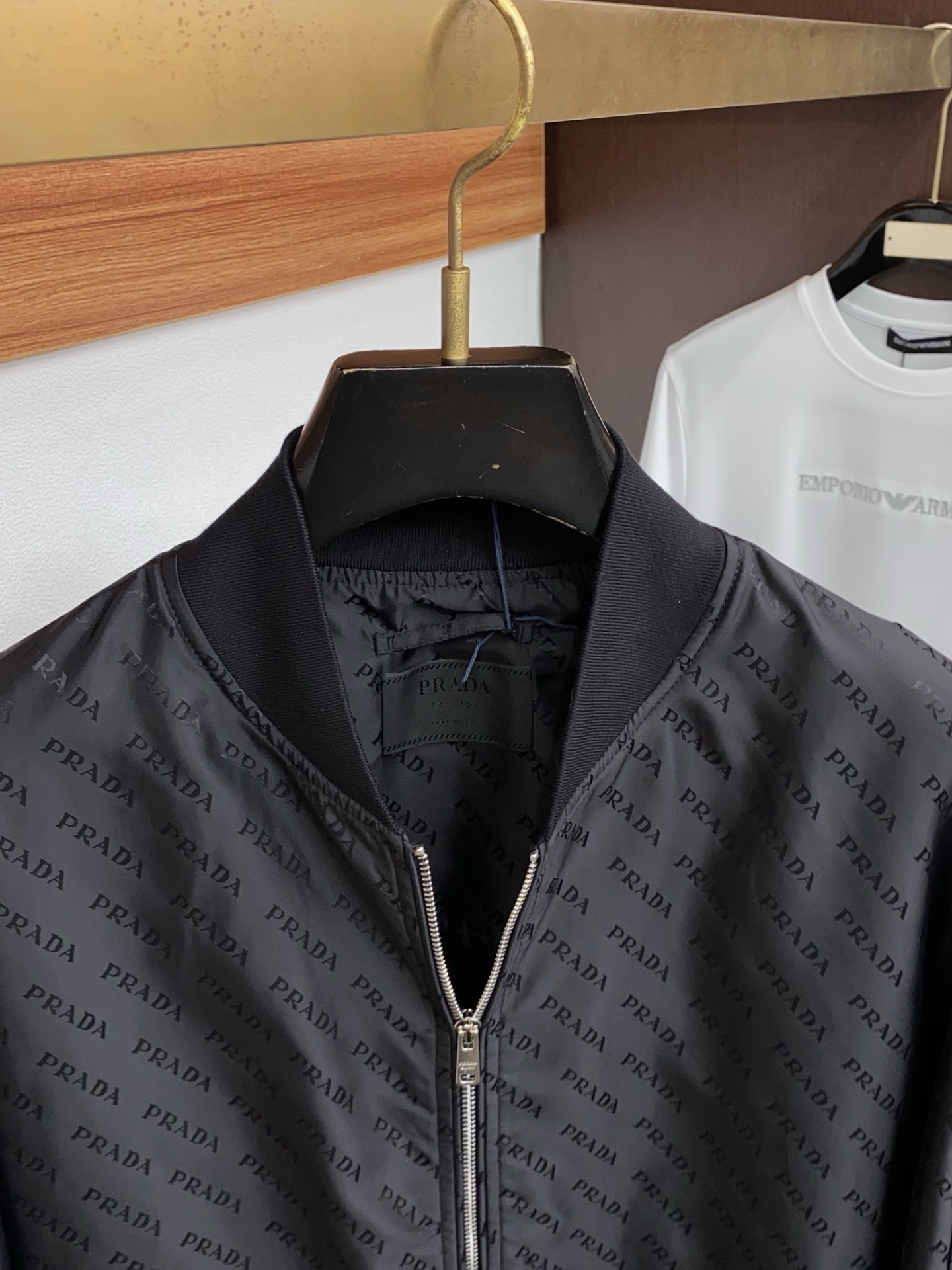 普拉达 2026新款男士休闲定制夹克外套。穿上简约干练的休闲外套，瞬间重回时髦霸气，又是活力满满的状态。