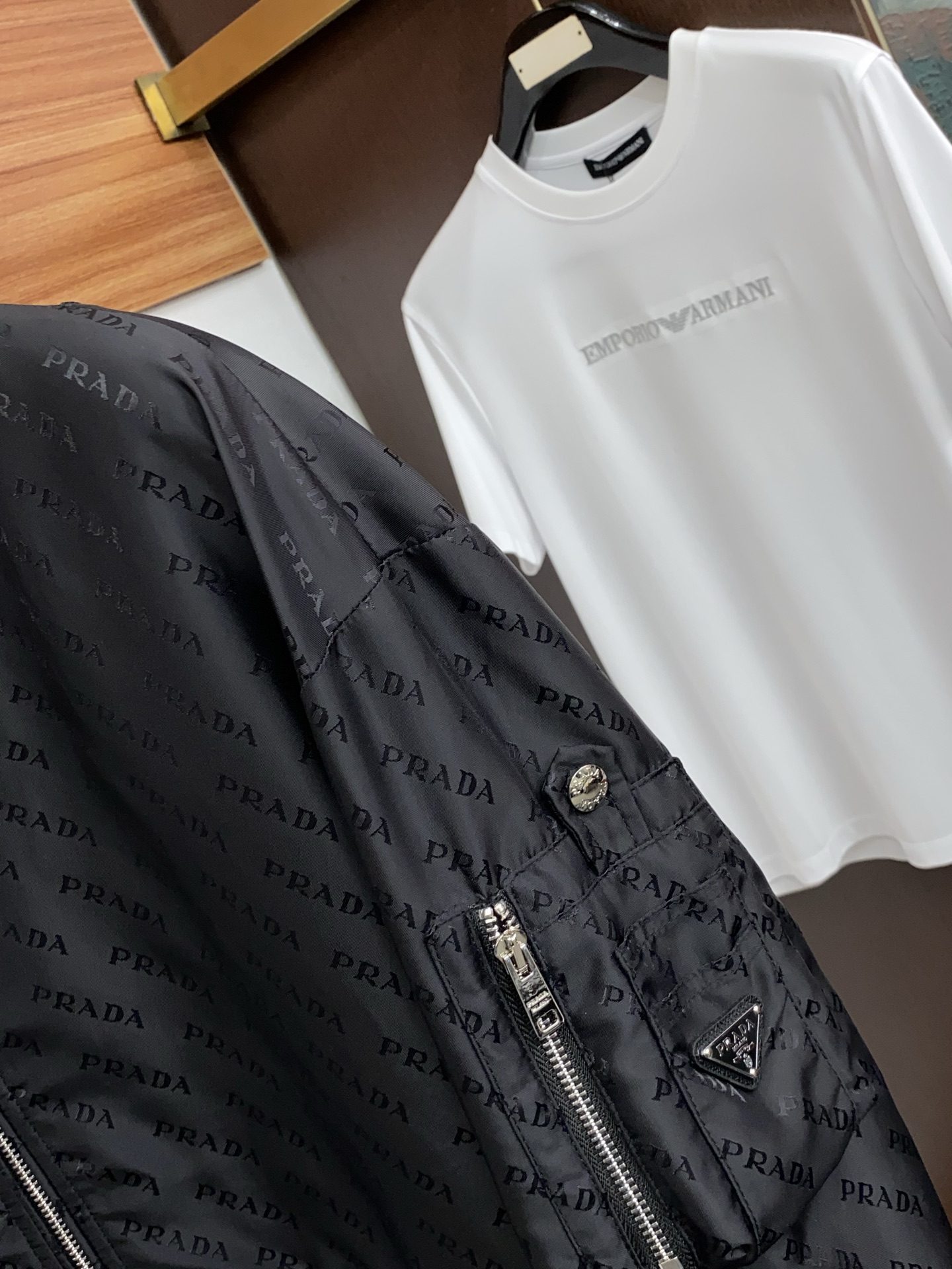 普拉达 2026新款男士休闲定制夹克外套。穿上简约干练的休闲外套，瞬间重回时髦霸气，又是活力满满的状态。