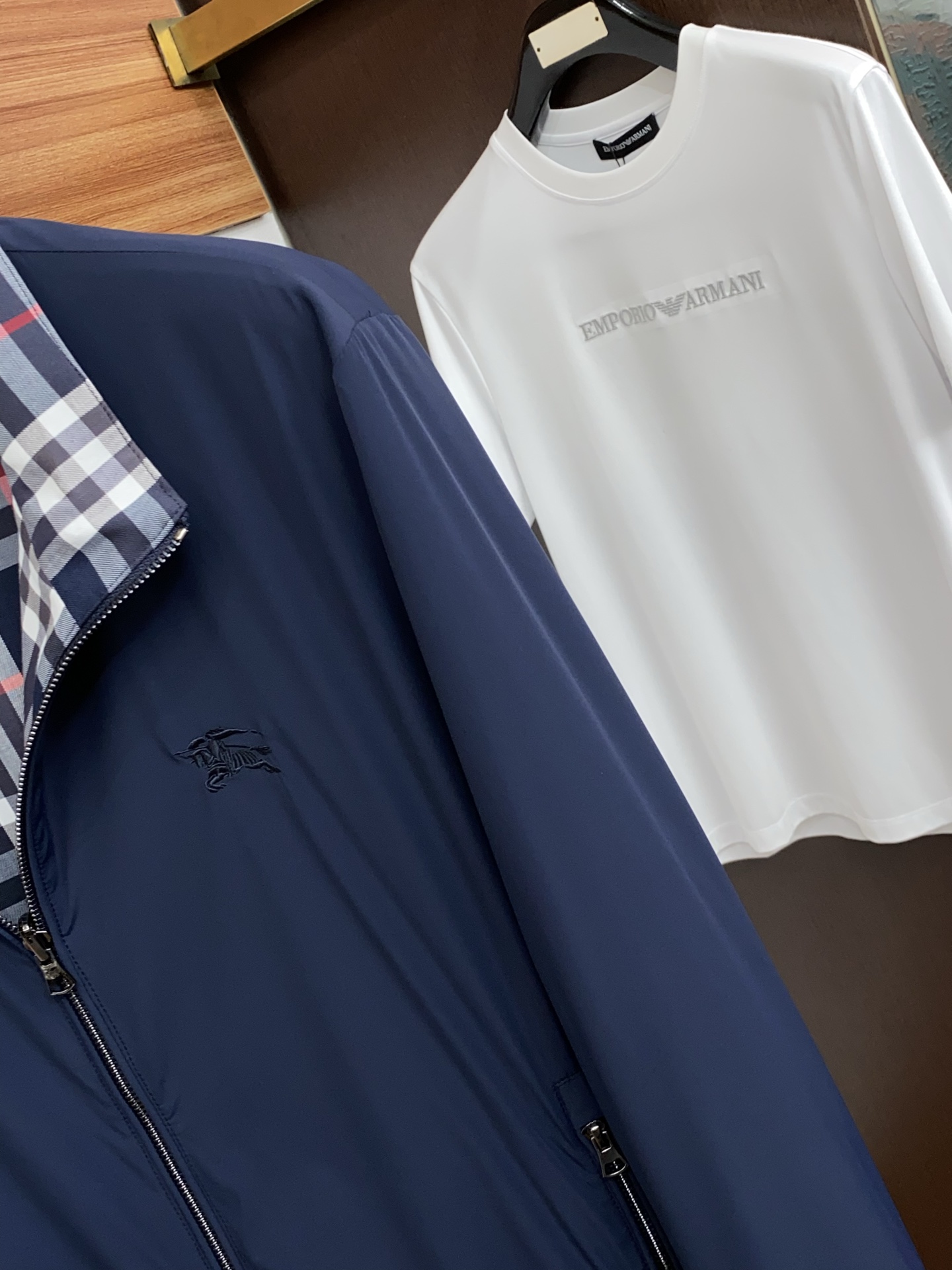 巴宝莉 2026新款男士休闲定制双面夹克外套。穿上简约干练的休闲外套，瞬间重回时髦霸气，又是活力满满的状