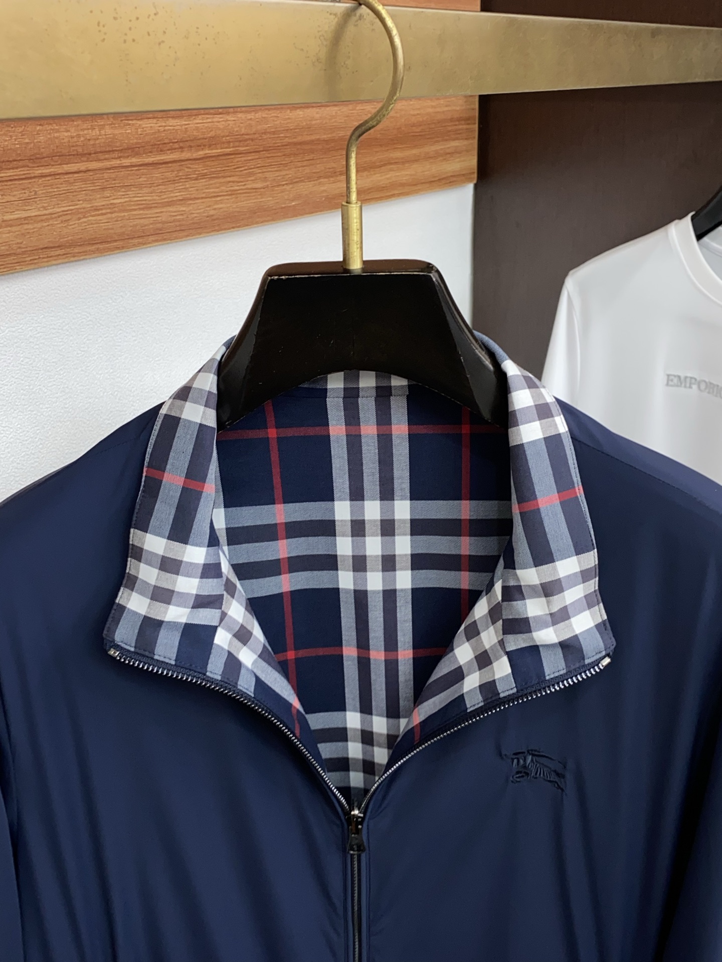 巴宝莉 2026新款男士休闲定制双面夹克外套。穿上简约干练的休闲外套，瞬间重回时髦霸气，又是活力满满的状