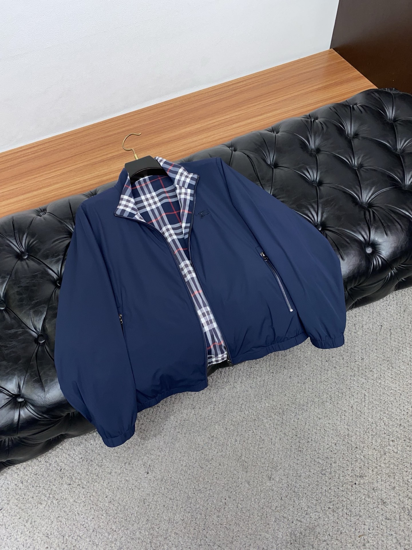 巴宝莉 2026新款男士休闲定制双面夹克外套。穿上简约干练的休闲外套，瞬间重回时髦霸气，又是活力满满的状