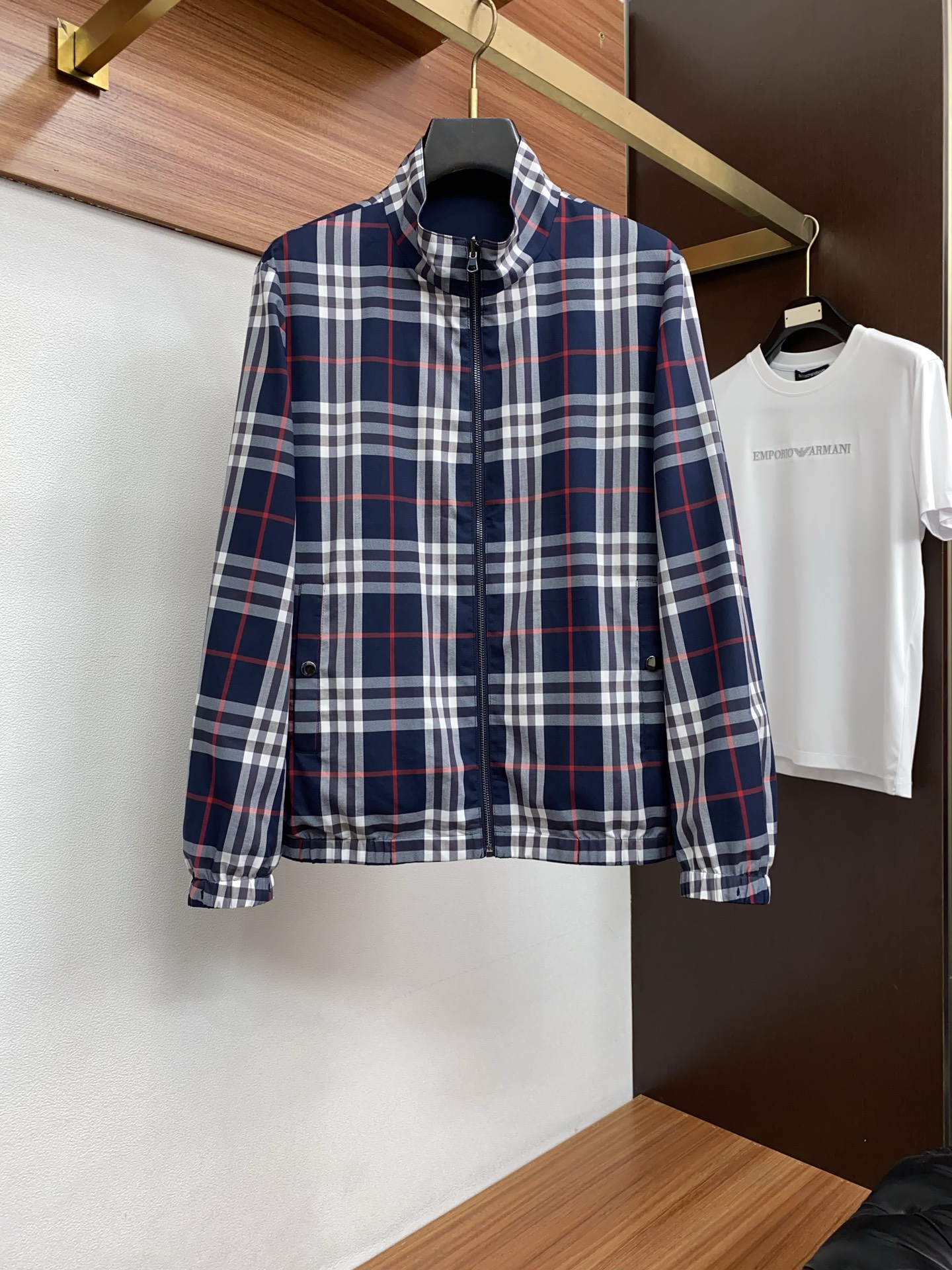 巴宝莉 2026新款男士休闲定制双面夹克外套。穿上简约干练的休闲外套，瞬间重回时髦霸气，又是活力满满的状