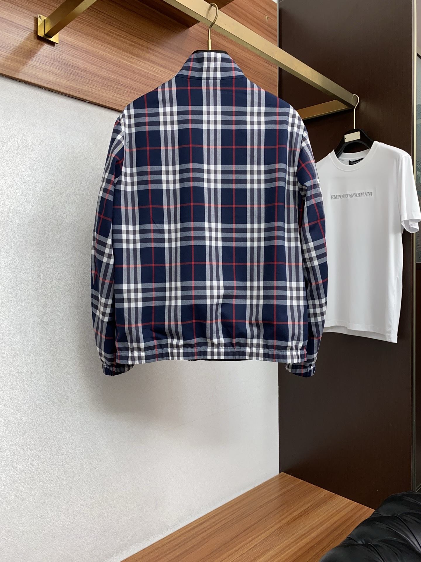 巴宝莉 2026新款男士休闲定制双面夹克外套。穿上简约干练的休闲外套，瞬间重回时髦霸气，又是活力满满的状