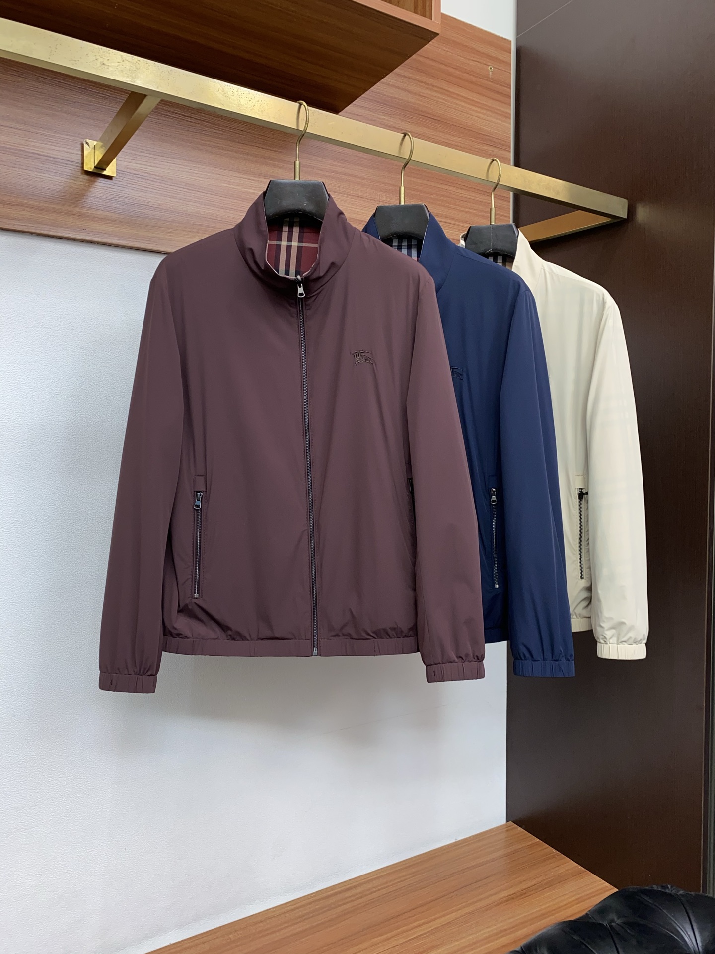 巴宝莉 2026新款男士休闲定制双面夹克外套。穿上简约干练的休闲外套，瞬间重回时髦霸气，又是活力满满的状