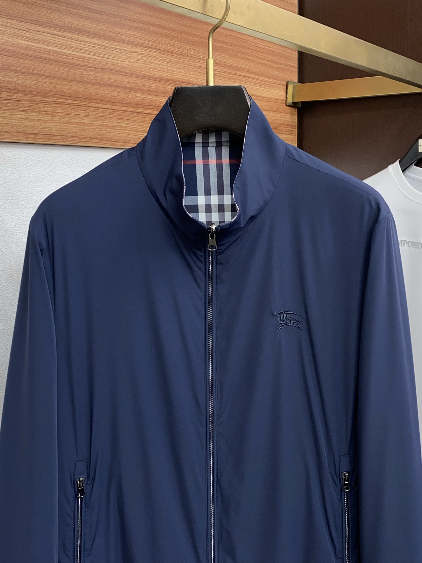 巴宝莉 2026新款男士休闲定制双面夹克外套。穿上简约干练的休闲外套，瞬间重回时髦霸气，又是活力满满的状