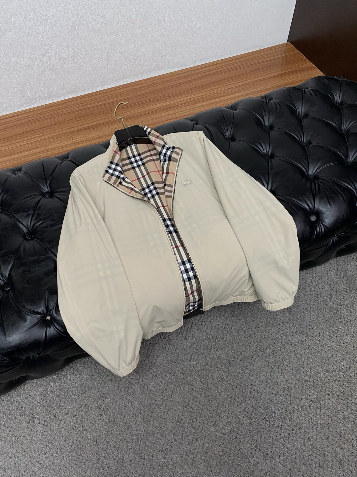 巴宝莉 2026新款男士休闲定制双面夹克外套。穿上简约干练的休闲外套，瞬间重回时髦霸气，又是活力满满的状