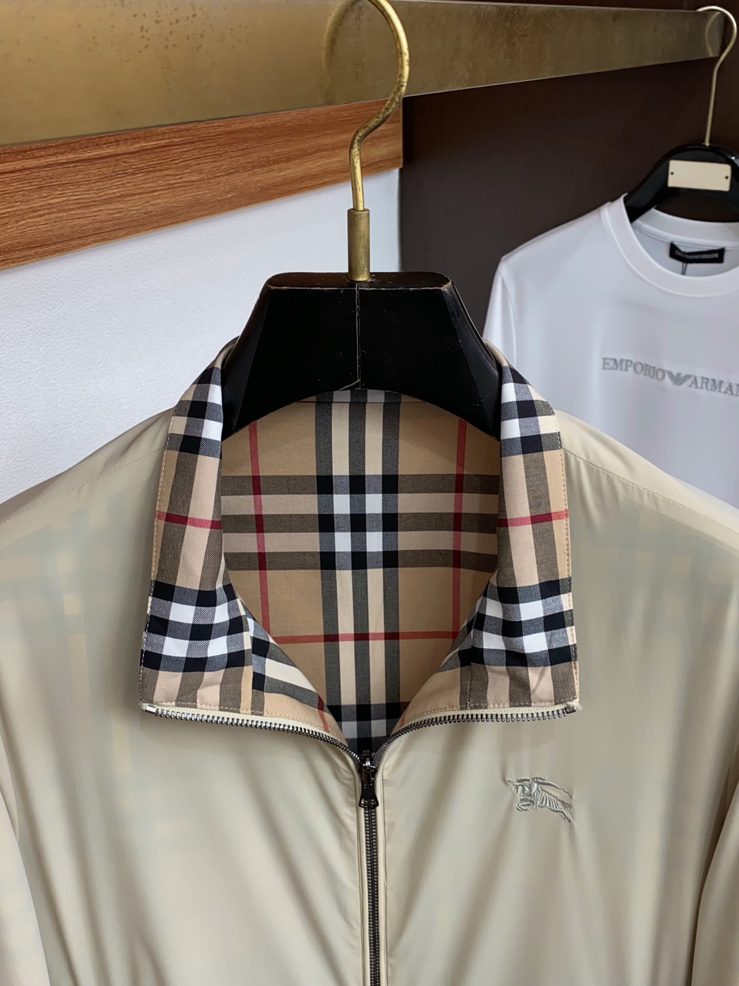 巴宝莉 2026新款男士休闲定制双面夹克外套。穿上简约干练的休闲外套，瞬间重回时髦霸气，又是活力满满的状