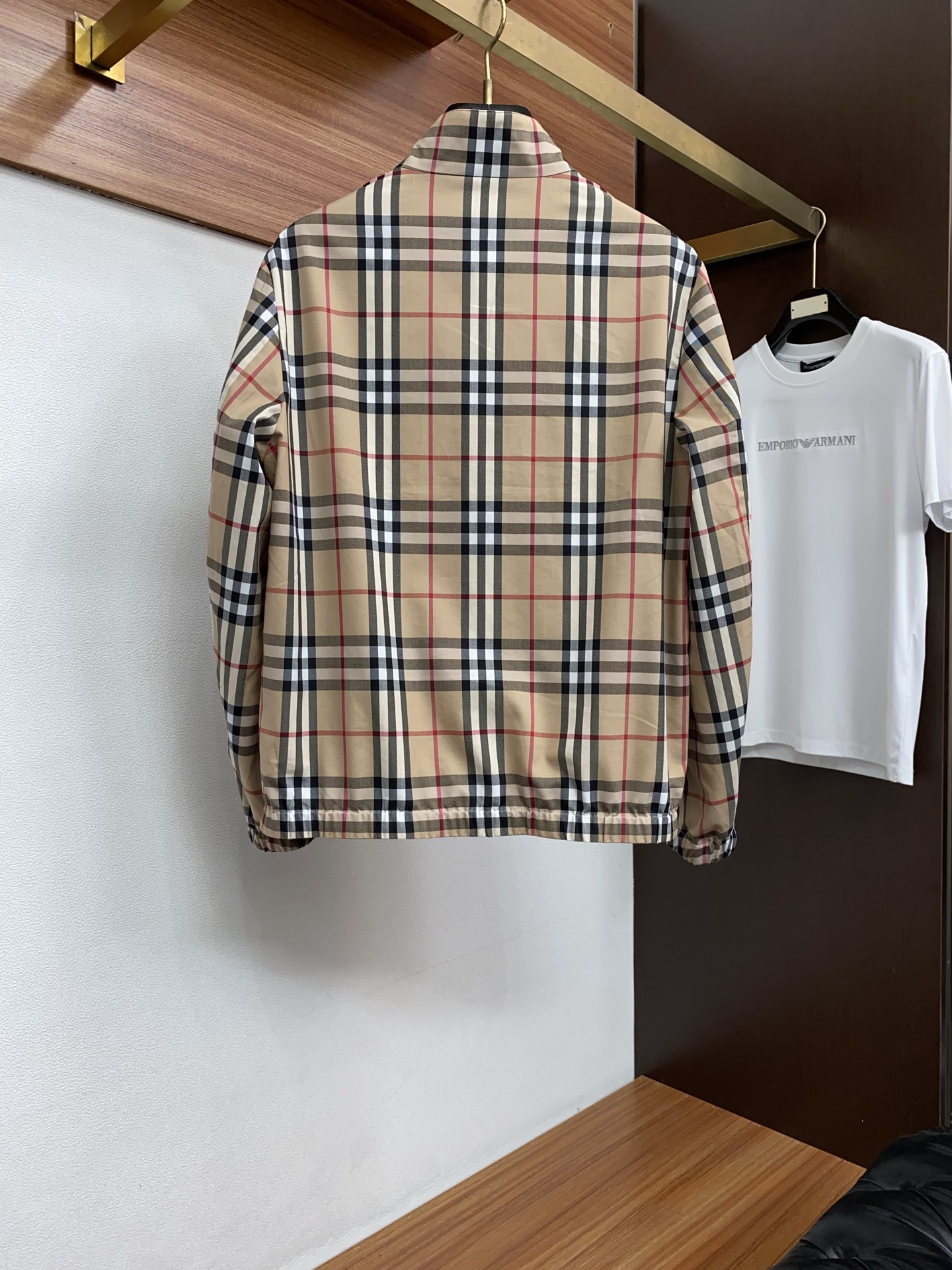 巴宝莉 2026新款男士休闲定制双面夹克外套。穿上简约干练的休闲外套，瞬间重回时髦霸气，又是活力满满的状