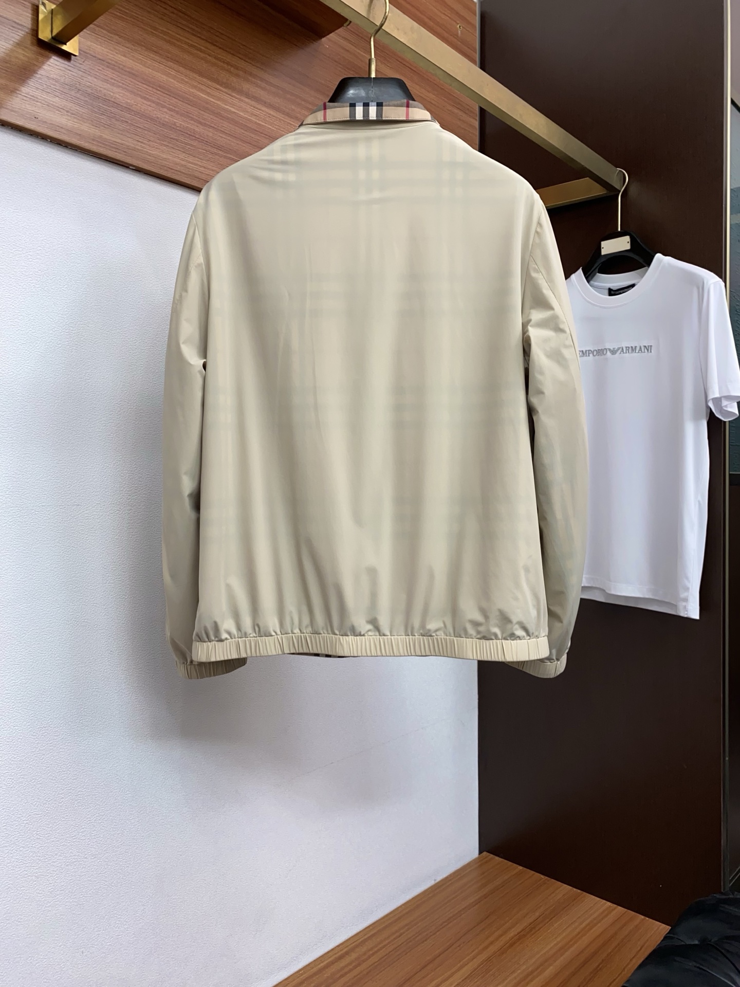 巴宝莉 2026新款男士休闲定制双面夹克外套。穿上简约干练的休闲外套，瞬间重回时髦霸气，又是活力满满的状