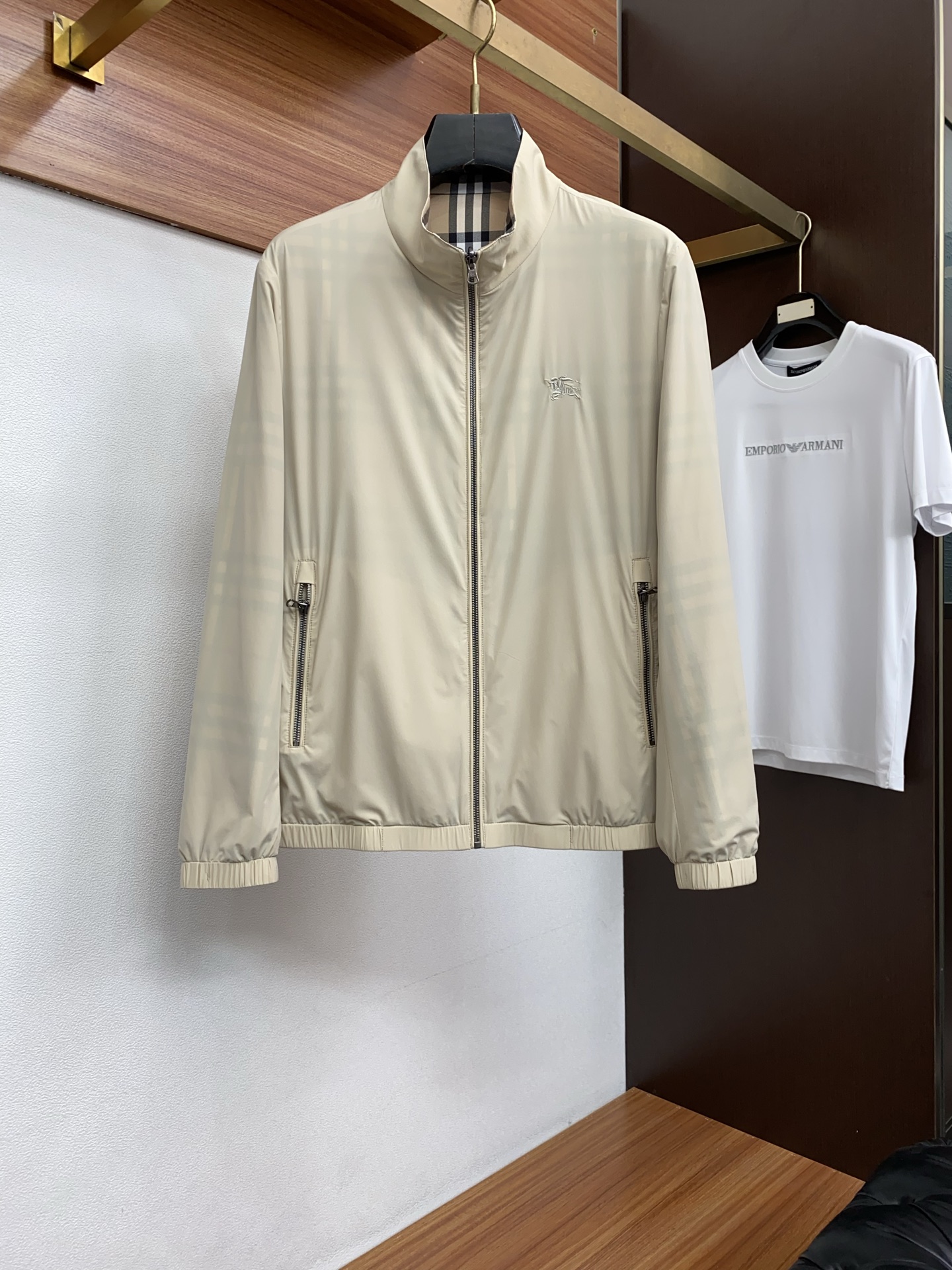 巴宝莉 2026新款男士休闲定制双面夹克外套。穿上简约干练的休闲外套，瞬间重回时髦霸气，又是活力满满的状