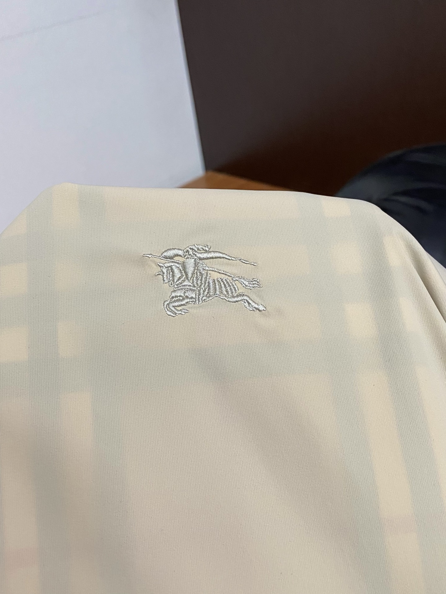 巴宝莉 2026新款男士休闲定制双面夹克外套。穿上简约干练的休闲外套，瞬间重回时髦霸气，又是活力满满的状