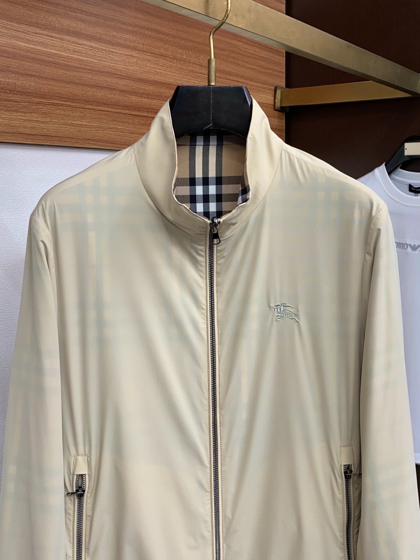 巴宝莉 2026新款男士休闲定制双面夹克外套。穿上简约干练的休闲外套，瞬间重回时髦霸气，又是活力满满的状