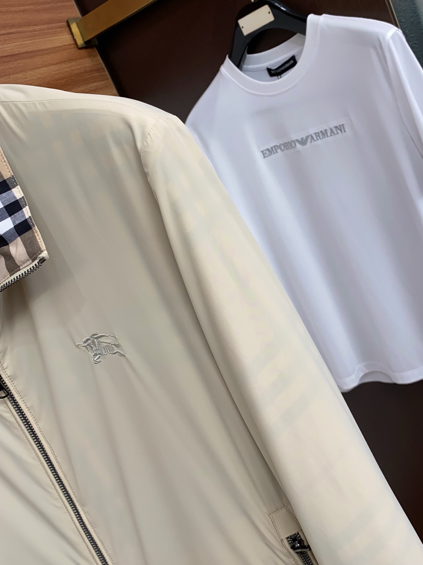 巴宝莉 2026新款男士休闲定制双面夹克外套。穿上简约干练的休闲外套，瞬间重回时髦霸气，又是活力满满的状