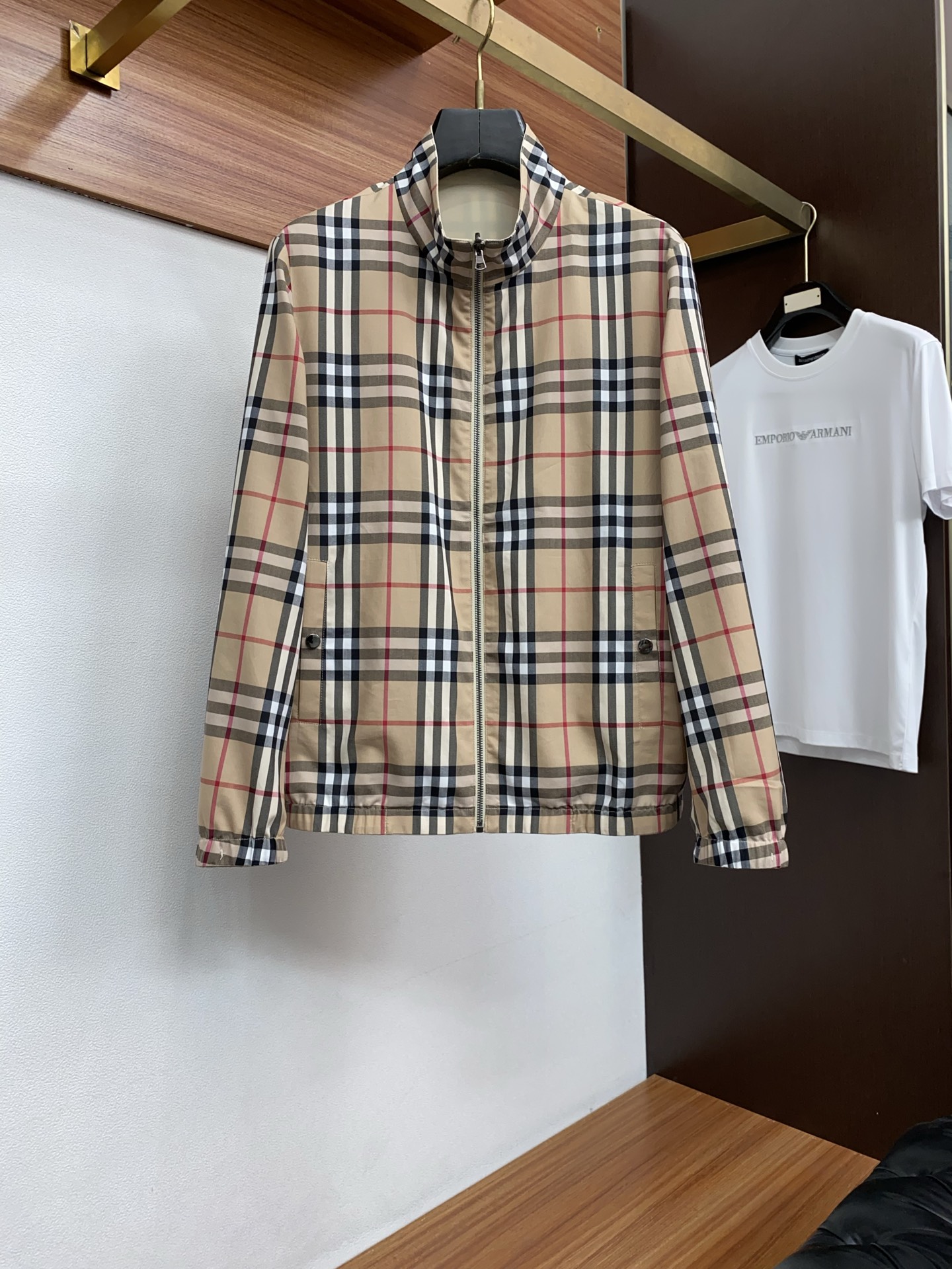 巴宝莉 2026新款男士休闲定制双面夹克外套。穿上简约干练的休闲外套，瞬间重回时髦霸气，又是活力满满的状