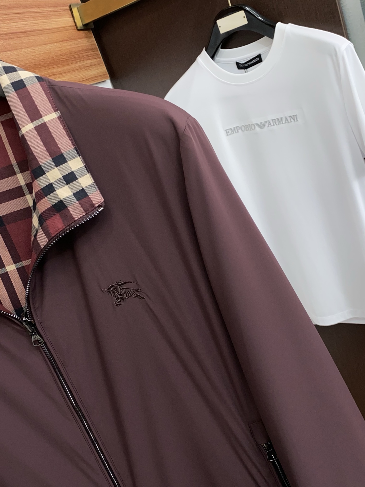 巴宝莉 2026新款男士休闲定制双面夹克外套。穿上简约干练的休闲外套，瞬间重回时髦霸气，又是活力满满的状