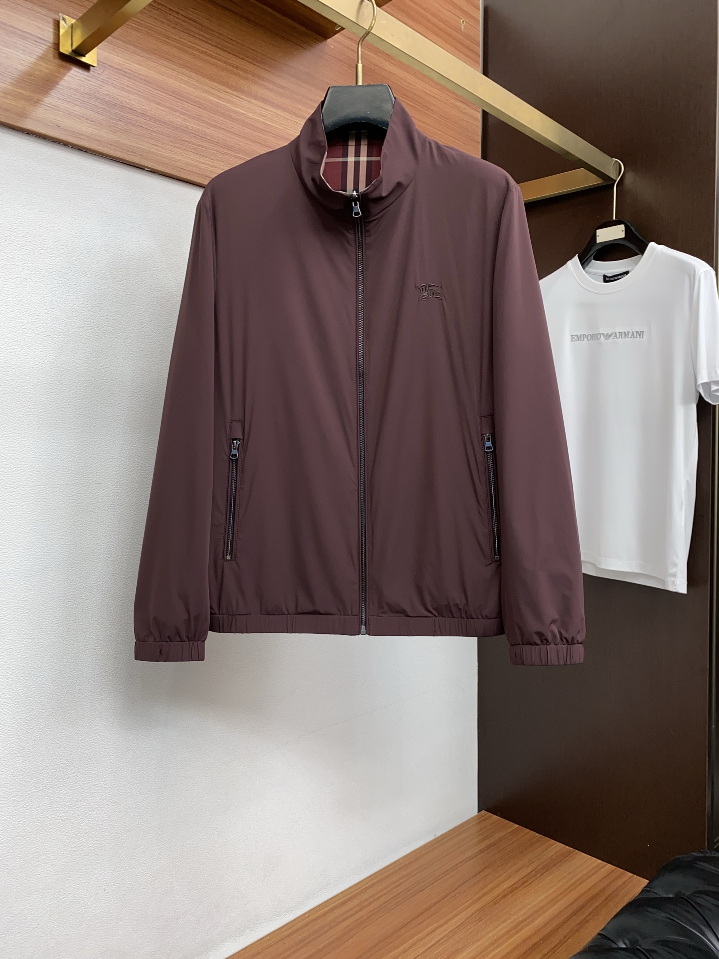 巴宝莉 2026新款男士休闲定制双面夹克外套。穿上简约干练的休闲外套，瞬间重回时髦霸气，又是活力满满的状