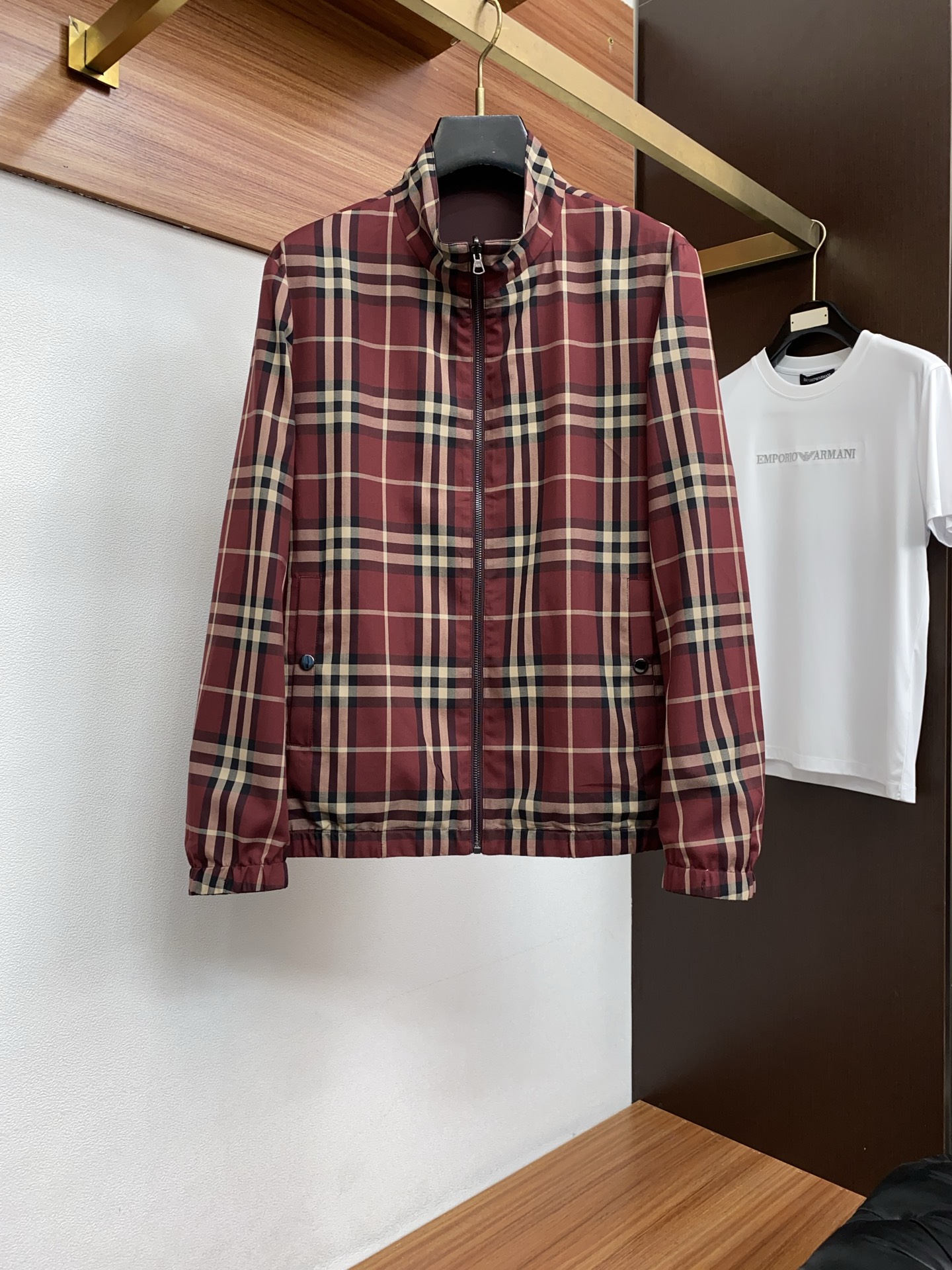 巴宝莉 2026新款男士休闲定制双面夹克外套。穿上简约干练的休闲外套，瞬间重回时髦霸气，又是活力满满的状