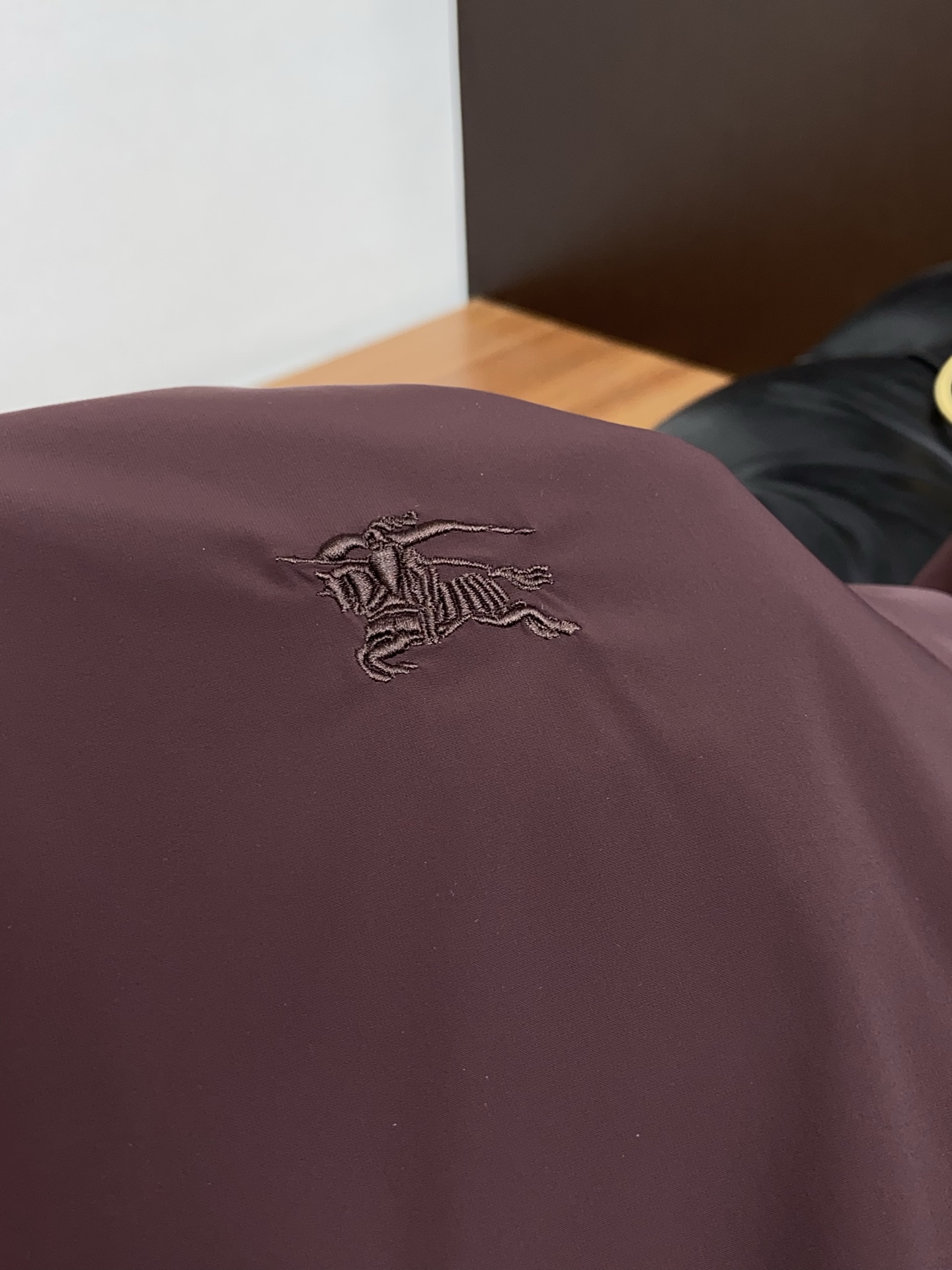 巴宝莉 2026新款男士休闲定制双面夹克外套。穿上简约干练的休闲外套，瞬间重回时髦霸气，又是活力满满的状