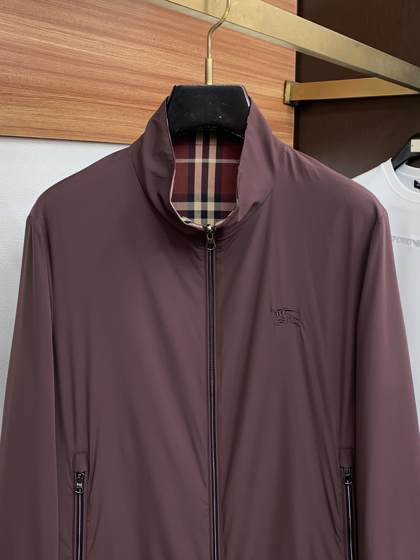 巴宝莉 2026新款男士休闲定制双面夹克外套。穿上简约干练的休闲外套，瞬间重回时髦霸气，又是活力满满的状