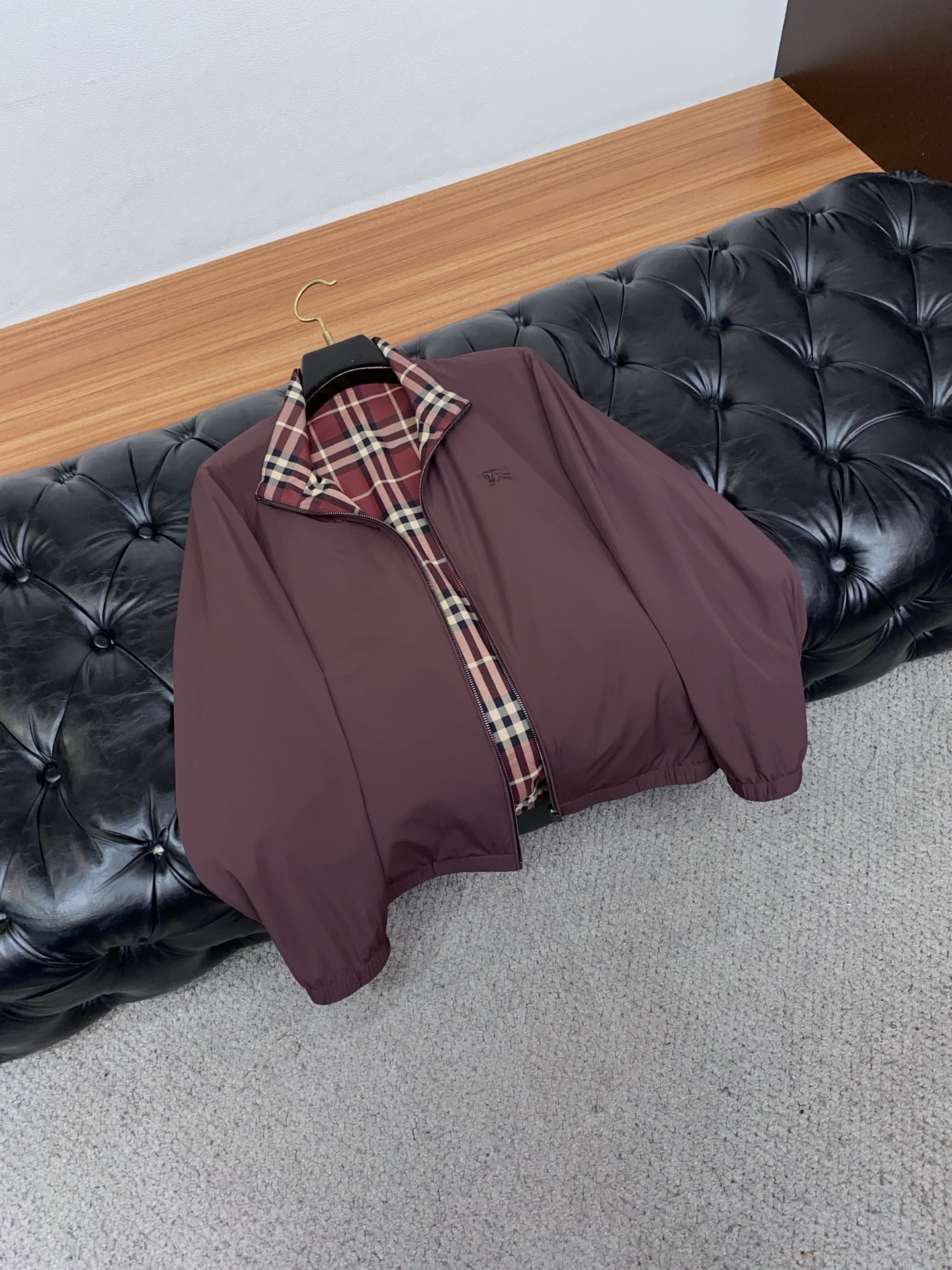 巴宝莉 2026新款男士休闲定制双面夹克外套。穿上简约干练的休闲外套，瞬间重回时髦霸气，又是活力满满的状