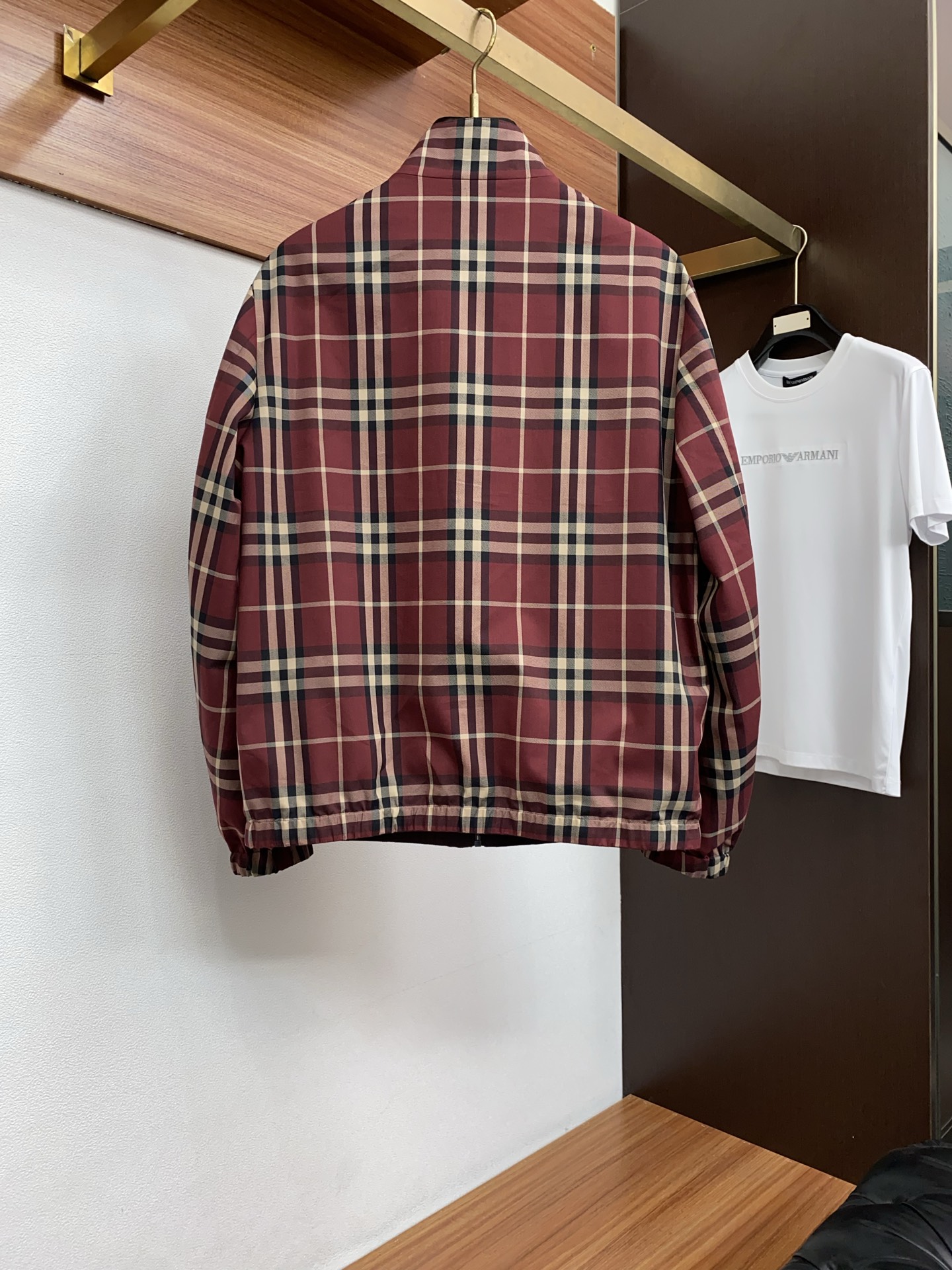 巴宝莉 2026新款男士休闲定制双面夹克外套。穿上简约干练的休闲外套，瞬间重回时髦霸气，又是活力满满的状