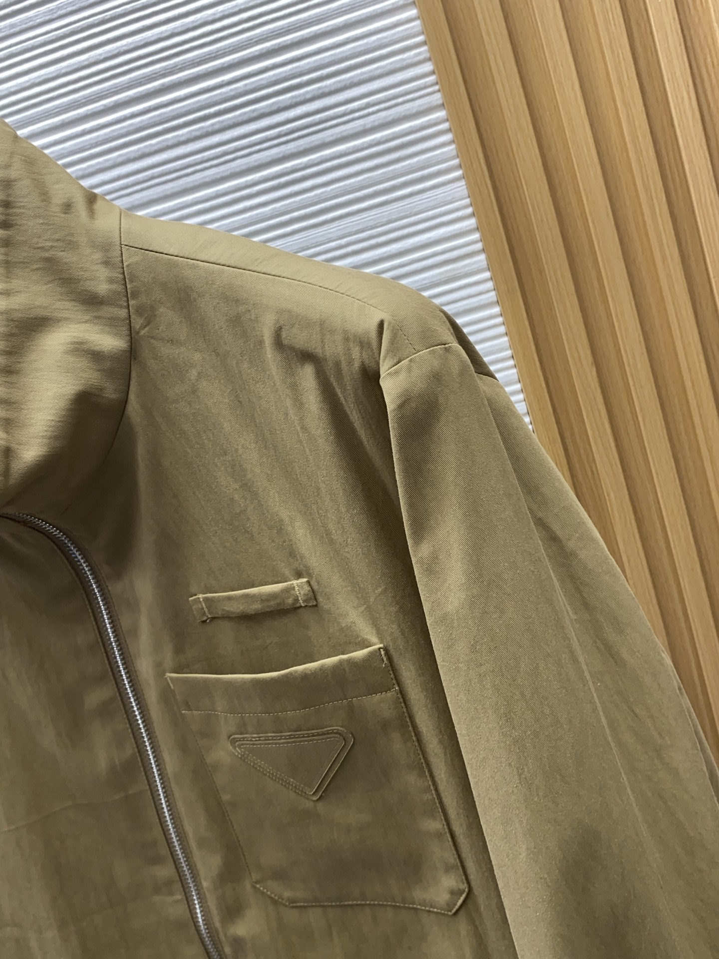 普拉达 2026新款男士休闲定制夹克外套。穿上简约干练的休闲外套，瞬间重回时髦霸气，又是活力满满的状态。