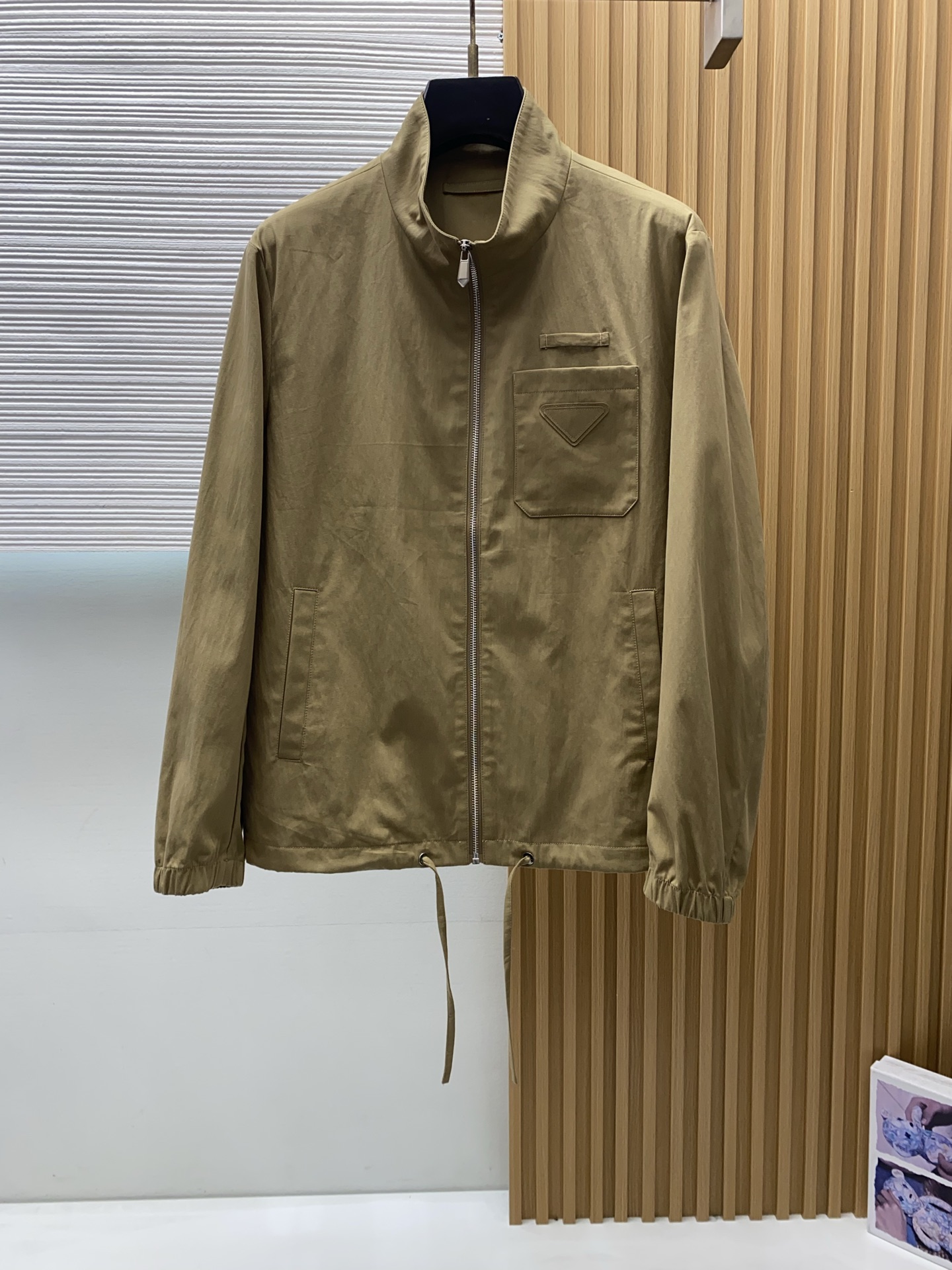 普拉达 2026新款男士休闲定制夹克外套。穿上简约干练的休闲外套，瞬间重回时髦霸气，又是活力满满的状态。