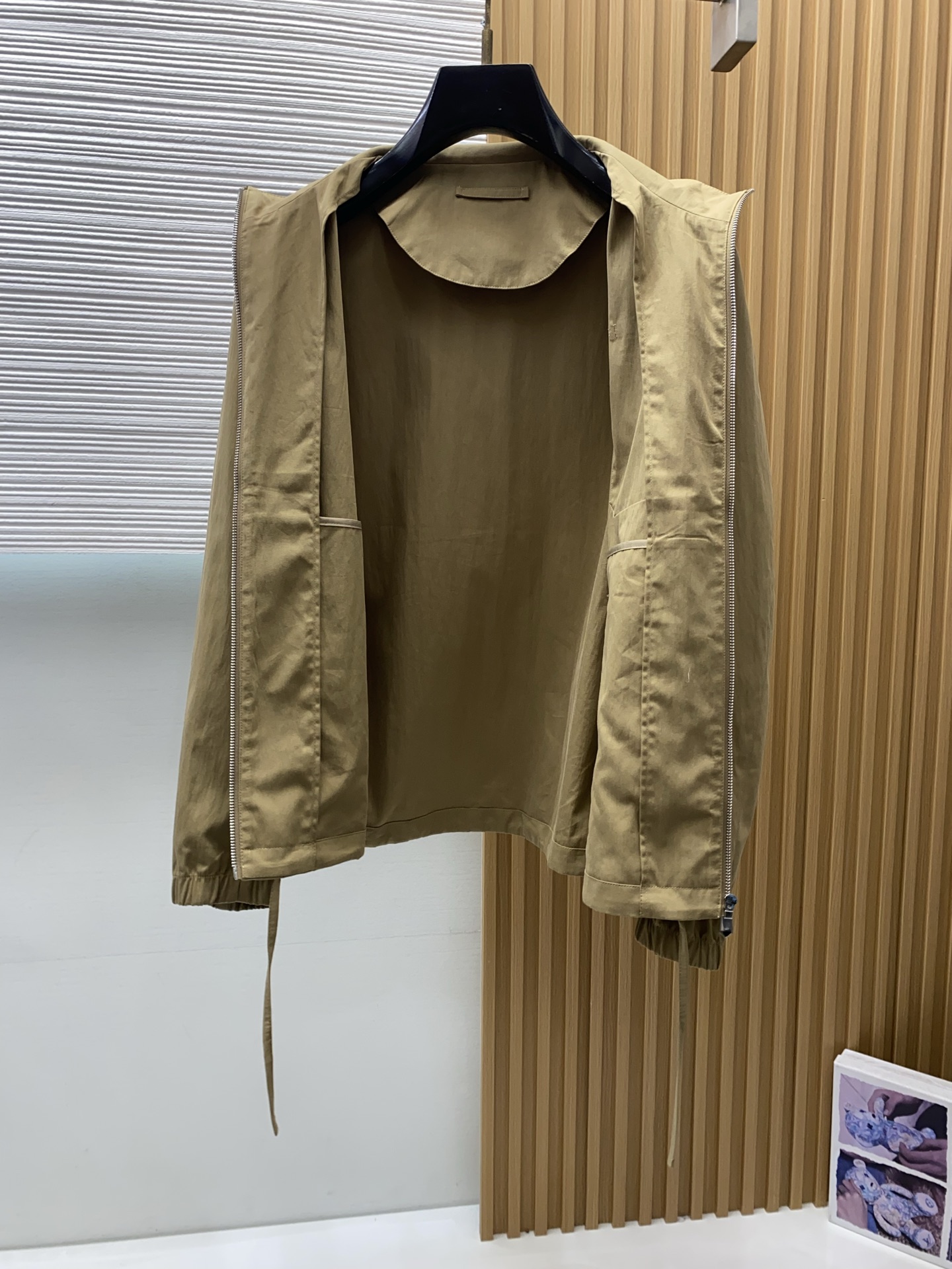 普拉达 2026新款男士休闲定制夹克外套。穿上简约干练的休闲外套，瞬间重回时髦霸气，又是活力满满的状态。