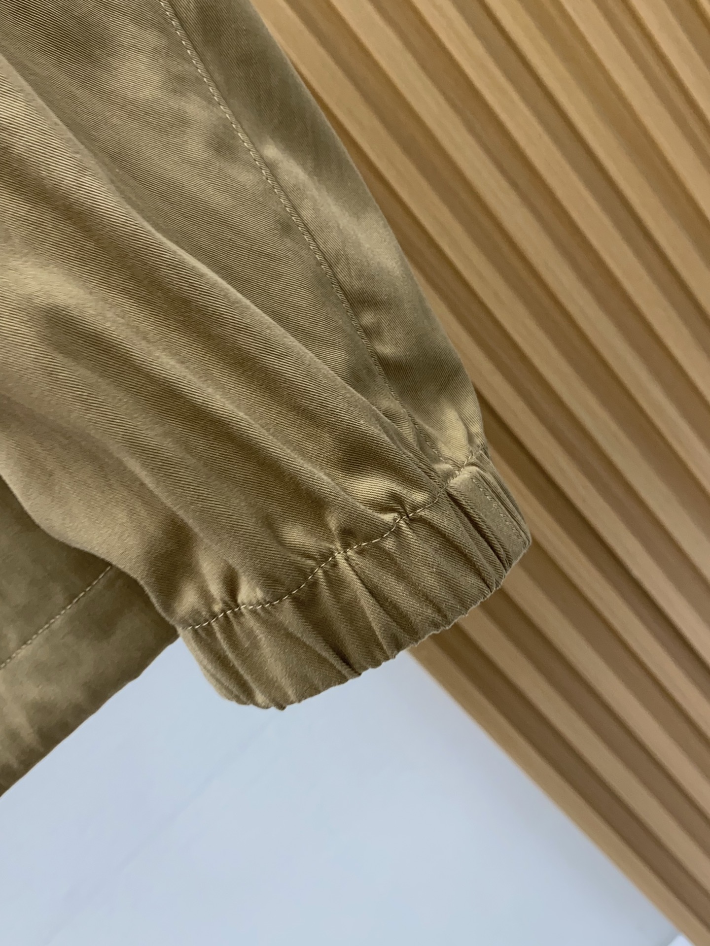 普拉达 2026新款男士休闲定制夹克外套。穿上简约干练的休闲外套，瞬间重回时髦霸气，又是活力满满的状态。