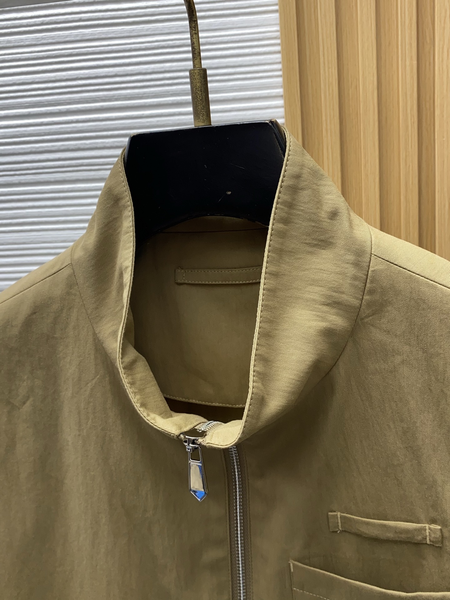 普拉达 2026新款男士休闲定制夹克外套。穿上简约干练的休闲外套，瞬间重回时髦霸气，又是活力满满的状态。