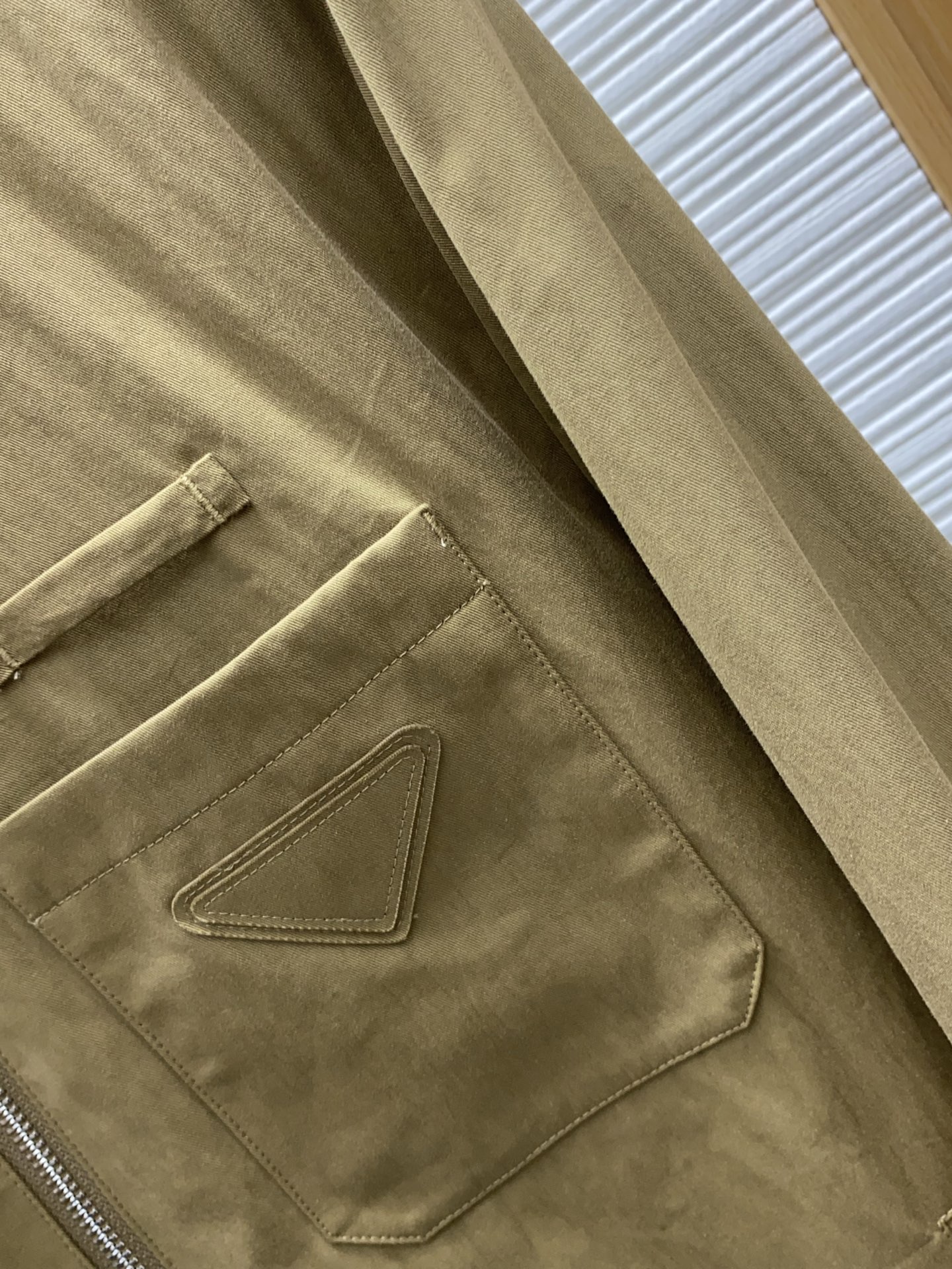 普拉达 2026新款男士休闲定制夹克外套。穿上简约干练的休闲外套，瞬间重回时髦霸气，又是活力满满的状态。