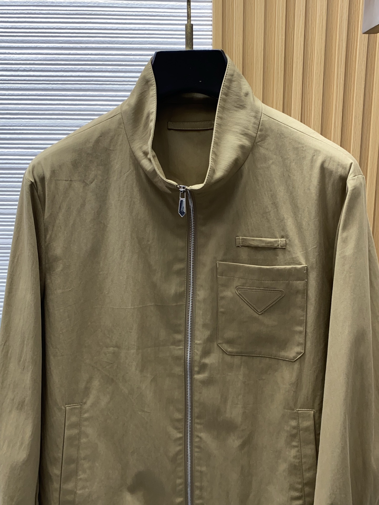 普拉达 2026新款男士休闲定制夹克外套。穿上简约干练的休闲外套，瞬间重回时髦霸气，又是活力满满的状态。