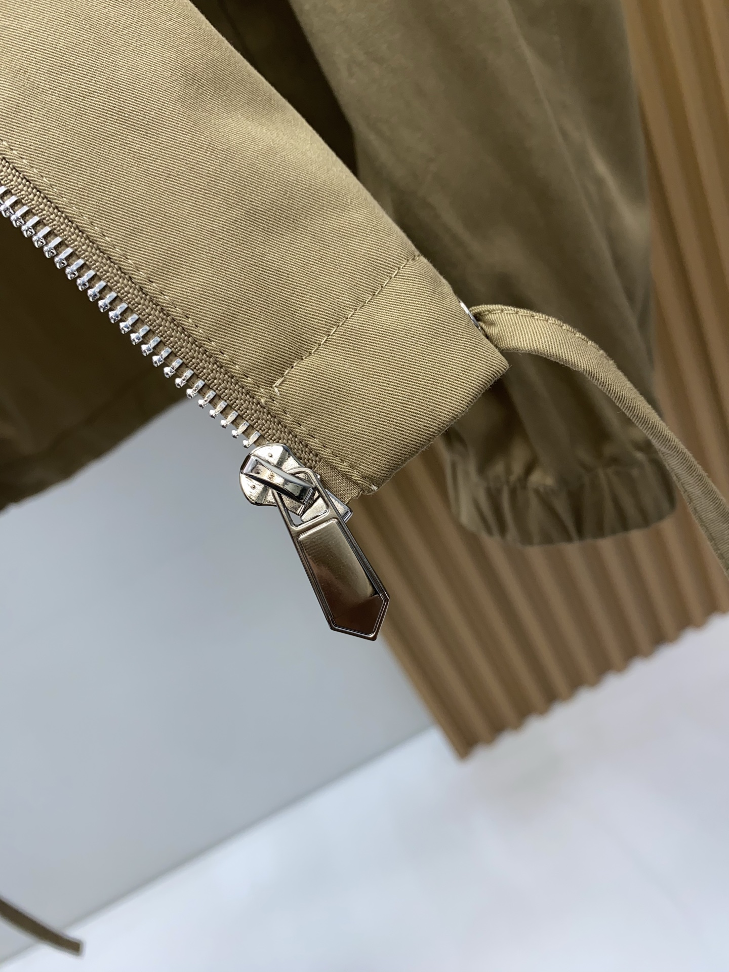 普拉达 2026新款男士休闲定制夹克外套。穿上简约干练的休闲外套，瞬间重回时髦霸气，又是活力满满的状态。