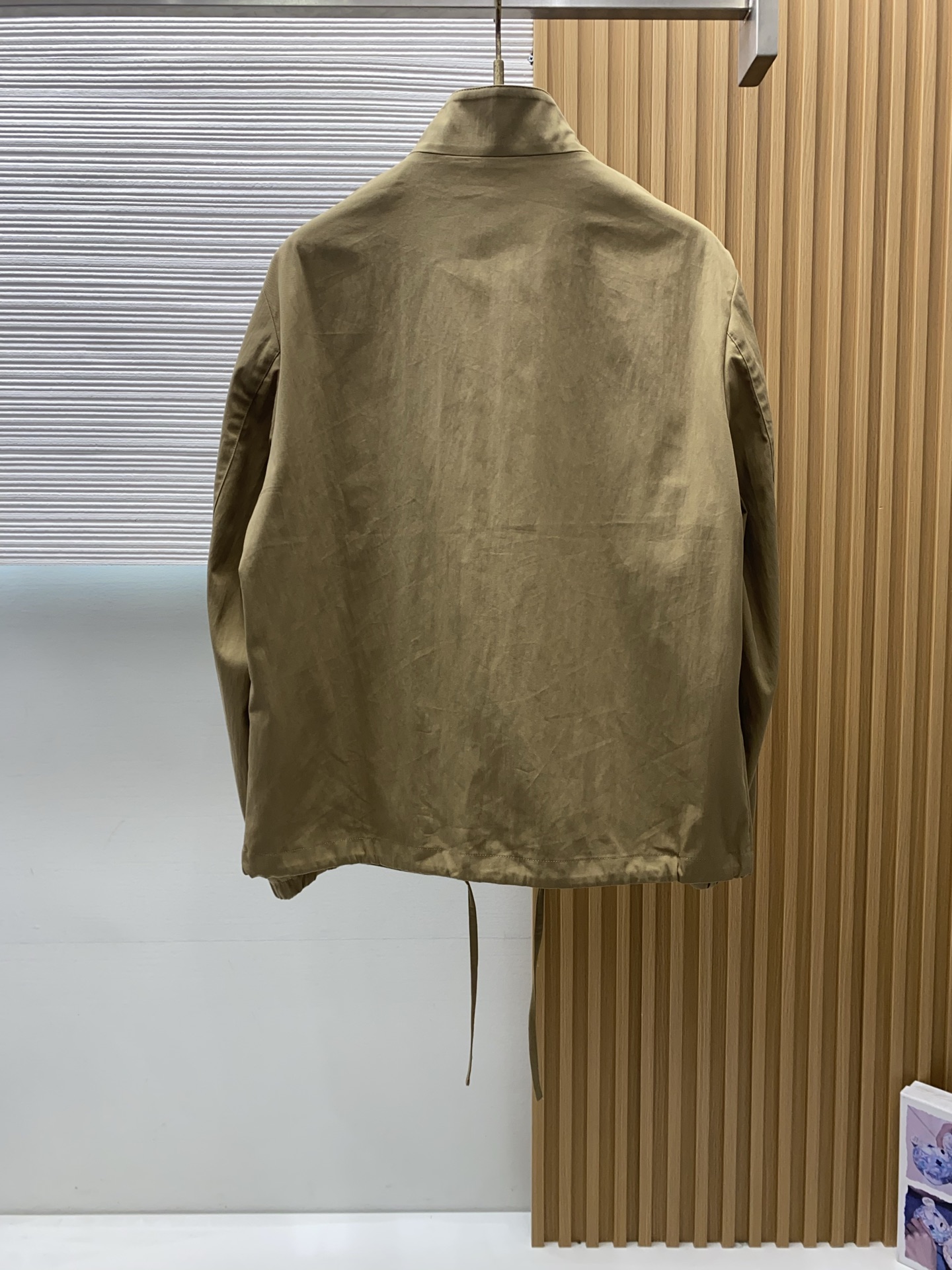 普拉达 2026新款男士休闲定制夹克外套。穿上简约干练的休闲外套，瞬间重回时髦霸气，又是活力满满的状态。