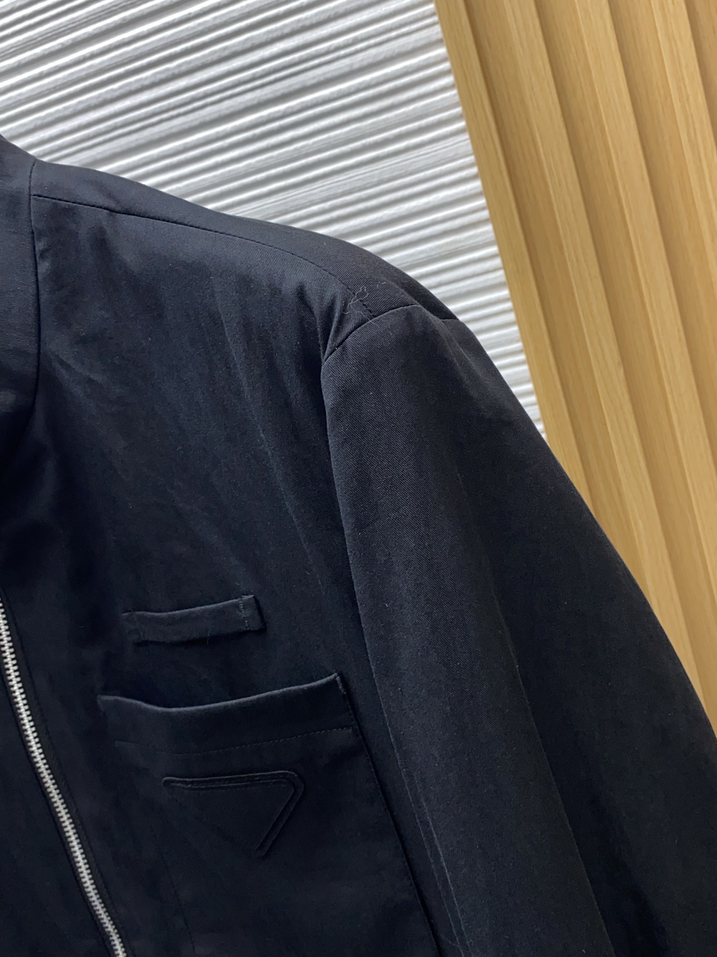 普拉达 2026新款男士休闲定制夹克外套。穿上简约干练的休闲外套，瞬间重回时髦霸气，又是活力满满的状态。