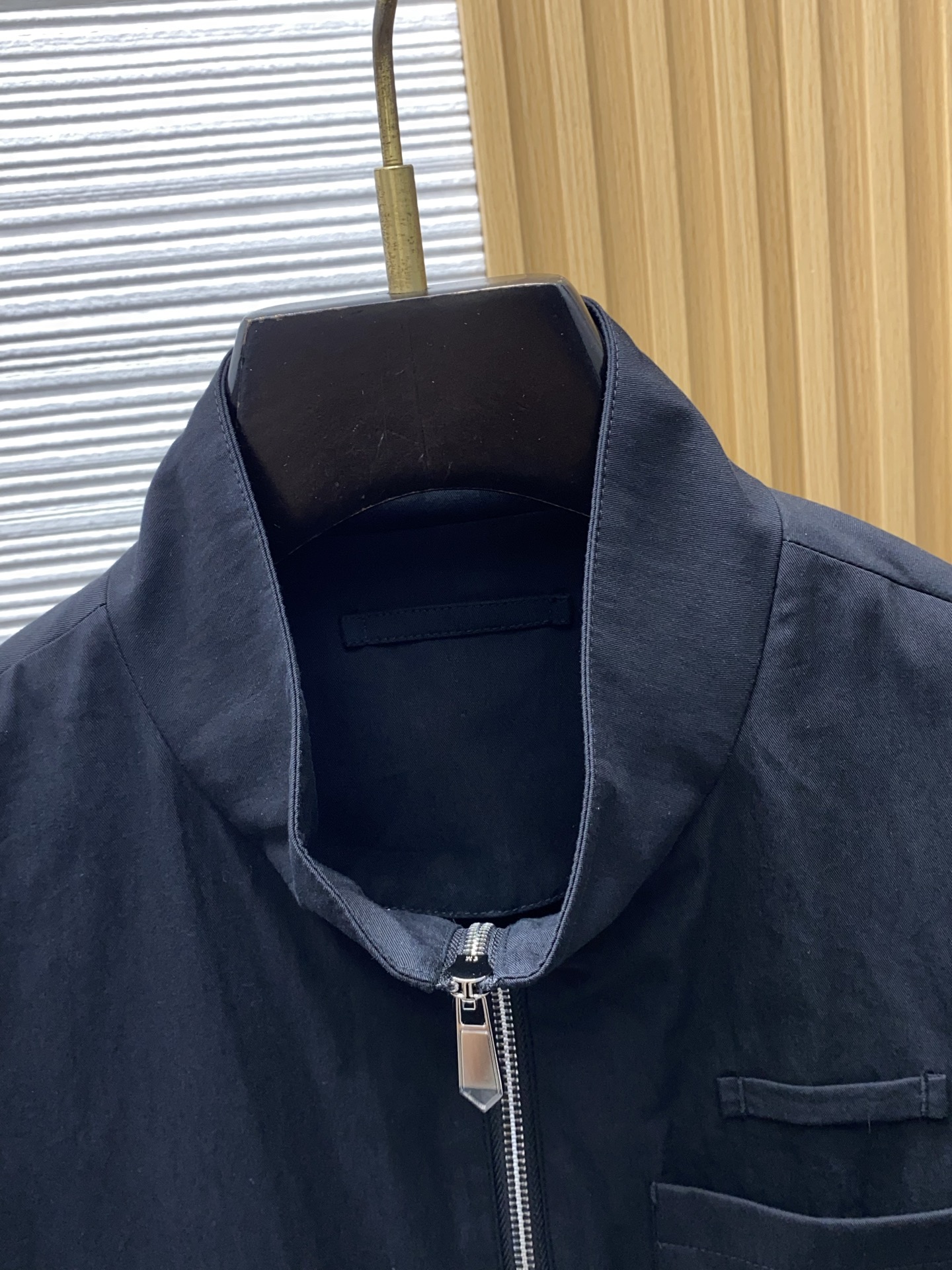 普拉达 2026新款男士休闲定制夹克外套。穿上简约干练的休闲外套，瞬间重回时髦霸气，又是活力满满的状态。