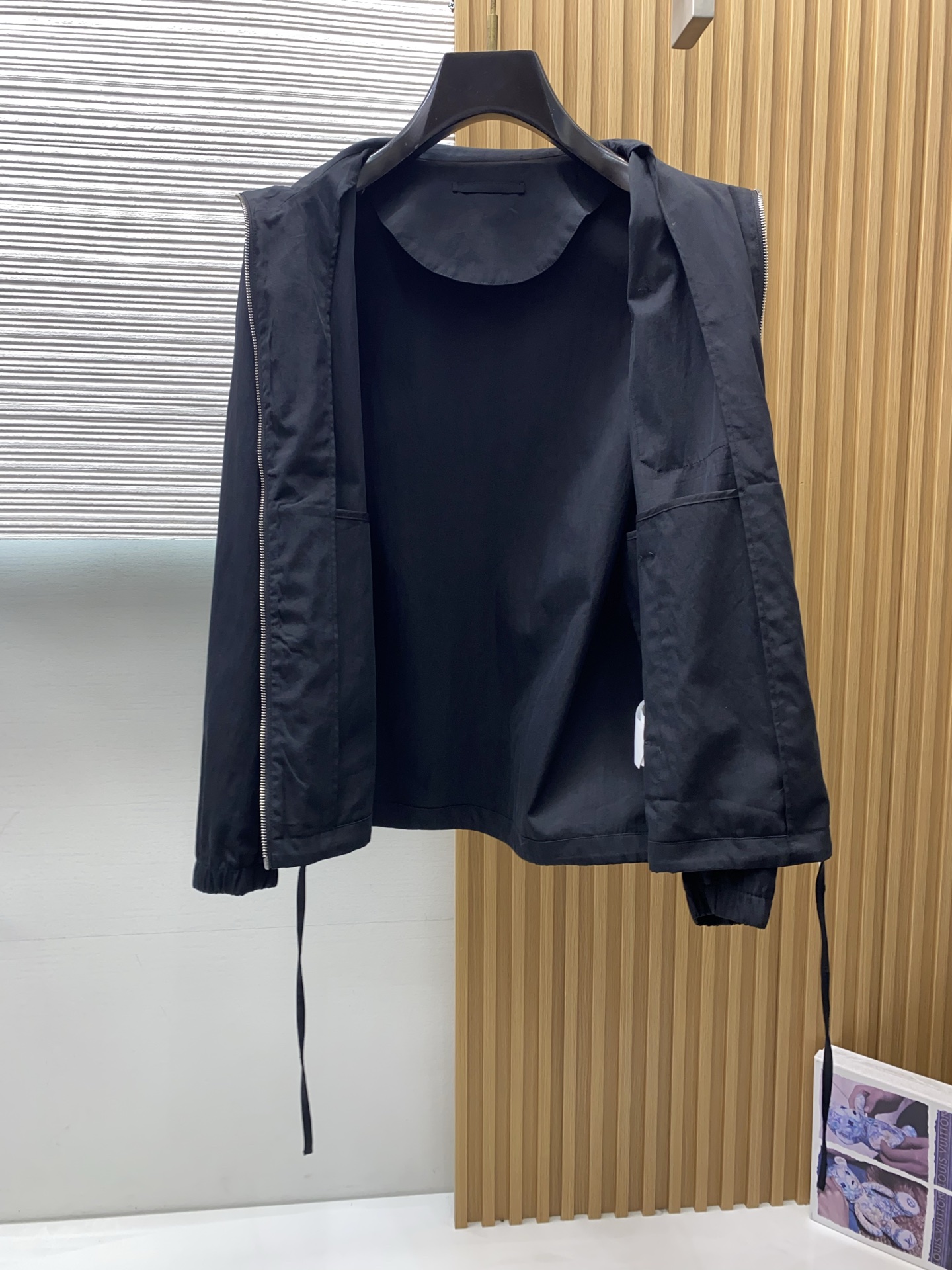 普拉达 2026新款男士休闲定制夹克外套。穿上简约干练的休闲外套，瞬间重回时髦霸气，又是活力满满的状态。