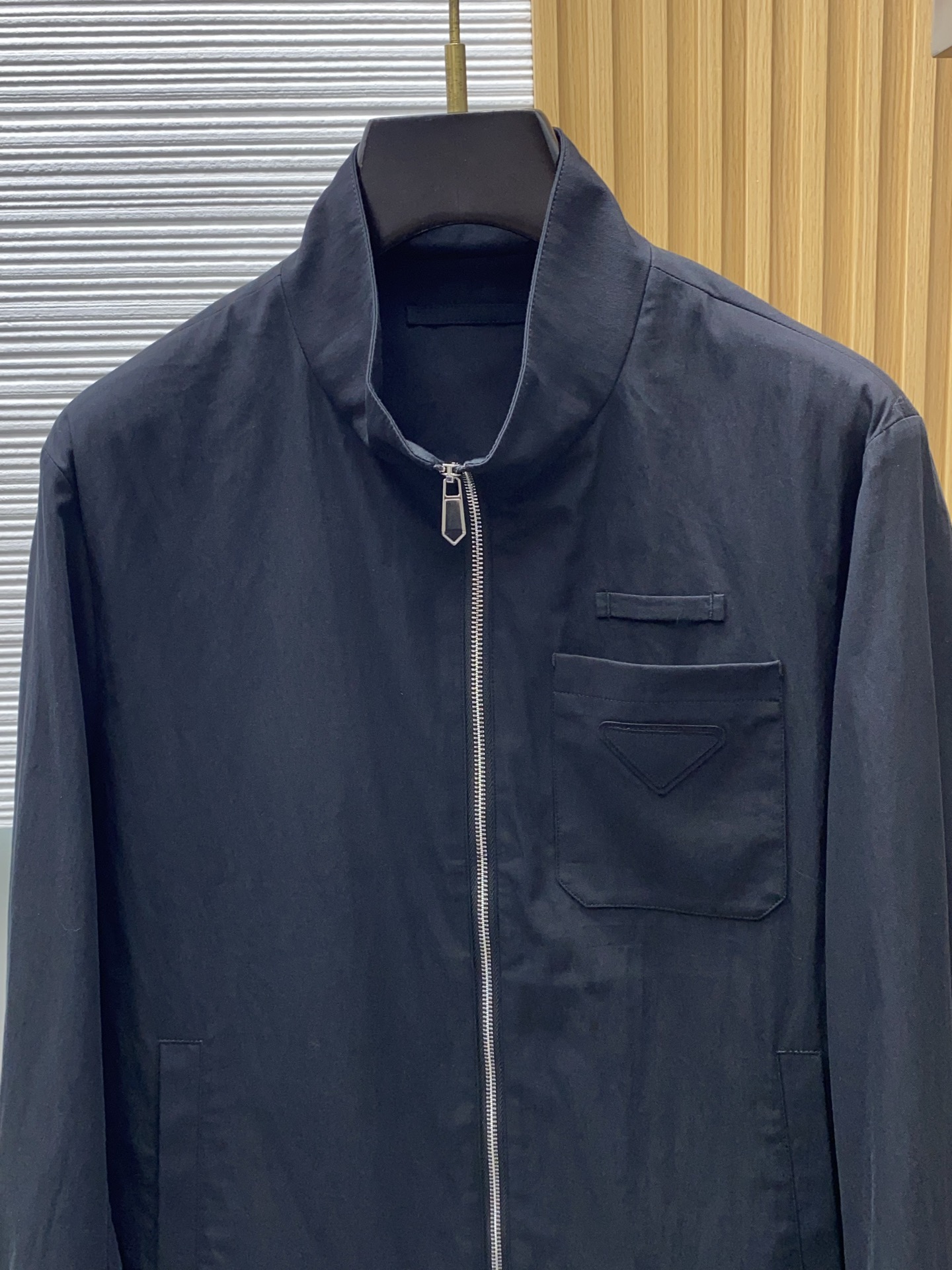 普拉达 2026新款男士休闲定制夹克外套。穿上简约干练的休闲外套，瞬间重回时髦霸气，又是活力满满的状态。