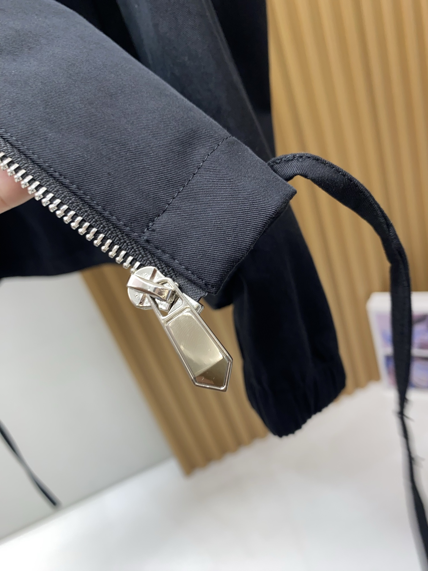 普拉达 2026新款男士休闲定制夹克外套。穿上简约干练的休闲外套，瞬间重回时髦霸气，又是活力满满的状态。