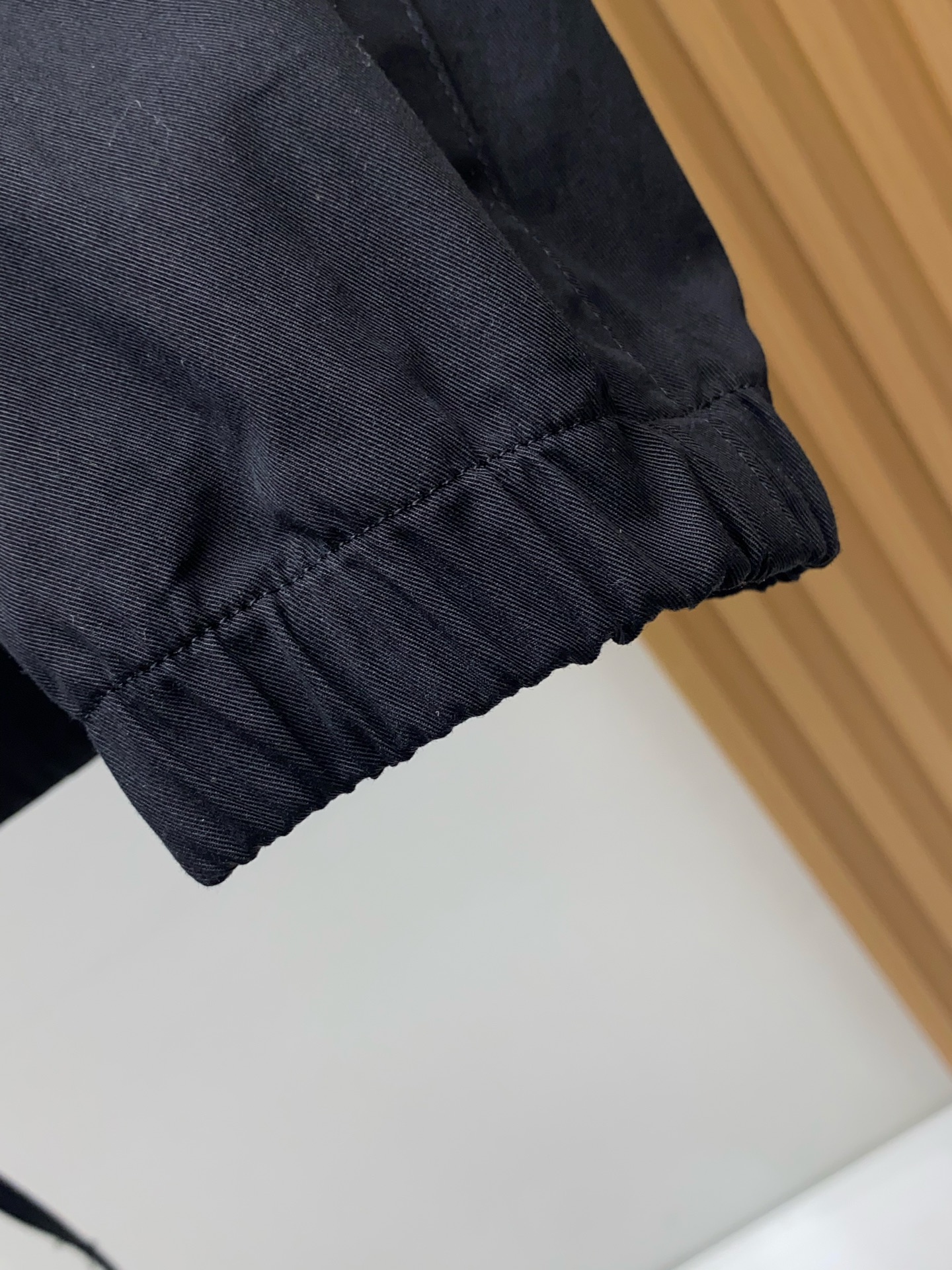 普拉达 2026新款男士休闲定制夹克外套。穿上简约干练的休闲外套，瞬间重回时髦霸气，又是活力满满的状态。