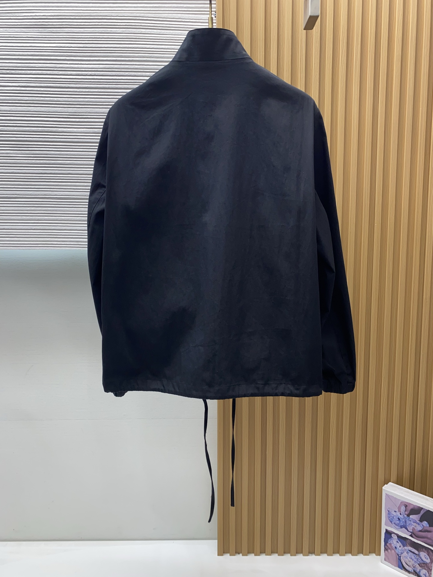 普拉达 2026新款男士休闲定制夹克外套。穿上简约干练的休闲外套，瞬间重回时髦霸气，又是活力满满的状态。