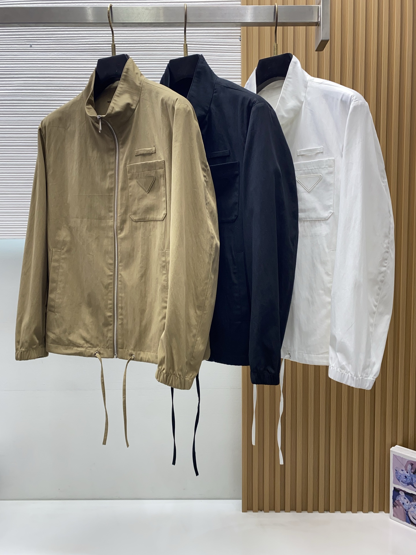 普拉达 2026新款男士休闲定制夹克外套。穿上简约干练的休闲外套，瞬间重回时髦霸气，又是活力满满的状态。