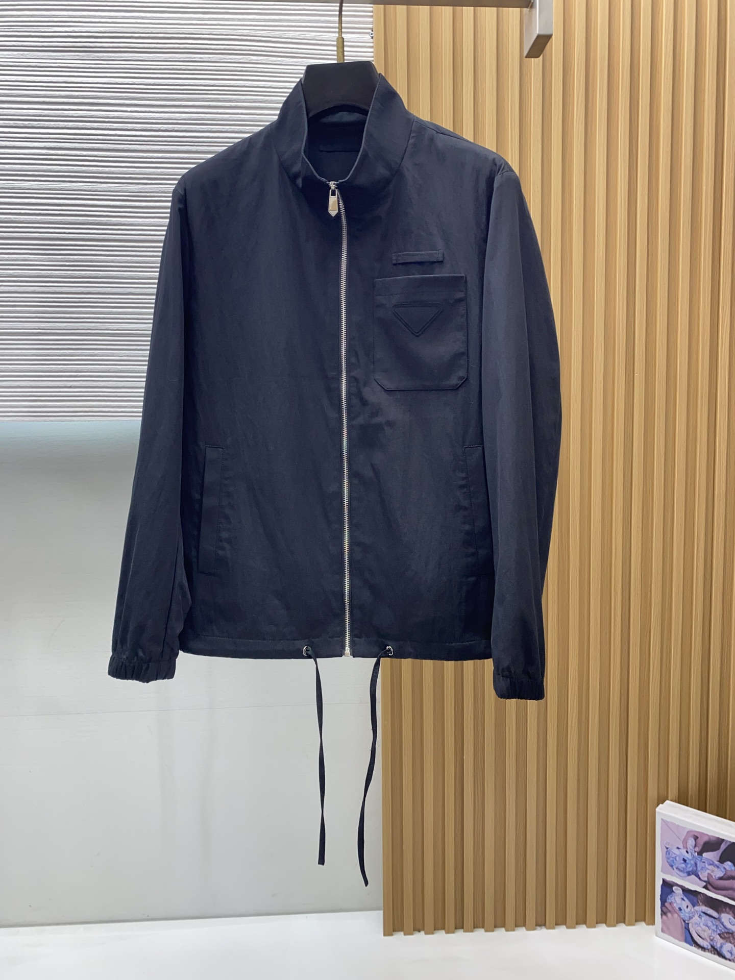 普拉达 2026新款男士休闲定制夹克外套。穿上简约干练的休闲外套，瞬间重回时髦霸气，又是活力满满的状态。